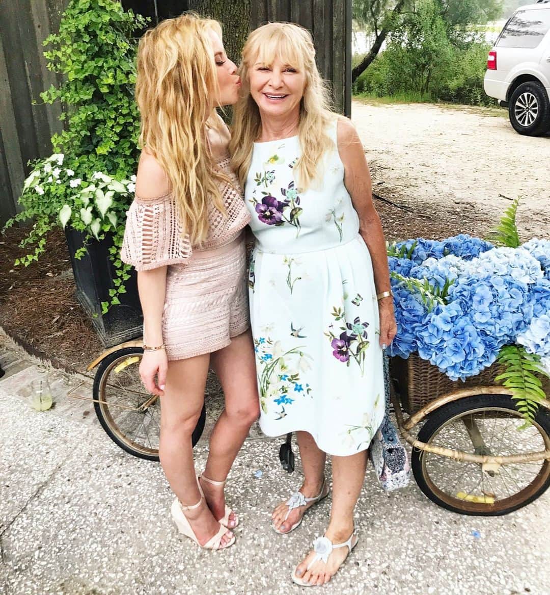 タラ・リピンスキーのインスタグラム：「Happy Mother’s Day to my Mama. My mother has taught me so much about love. What it means to truly love someone and be there for them no matter what....Every day I am grateful for that lesson. I love her with all my heart and I wish I could be with her today. I hope she feels my love even though we are 3000 miles apart! When this is all over I can’t wait to give her a big hug. #happymothersday」