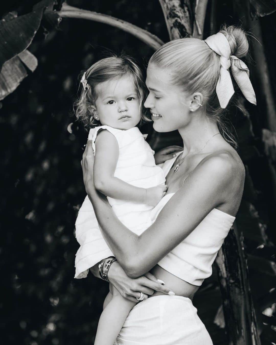 ヴィタ・シドルキナのインスタグラム：「Motherhood is the greatest gift! The amount of love and joy you get daily is incomparable with anything else ❤️ I’m so grateful to life for letting me experience this journey🙏🏻 #mothersday #bestgift #happymothersday」
