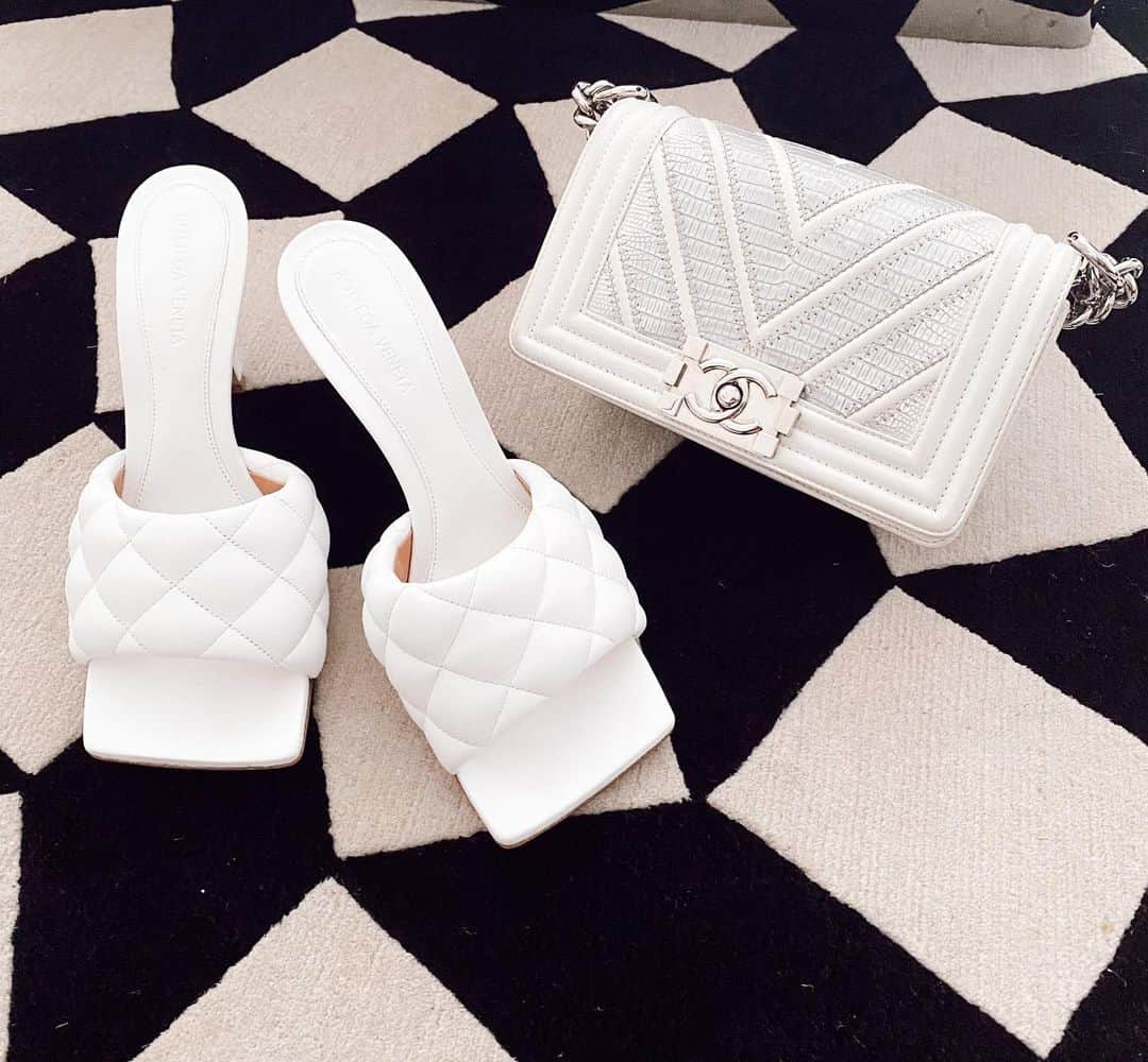 ジョアナ・サンスのインスタグラム：「Creo que me voy a “montar” para sacar a los perros🤭 #shoesaddict #baglover」
