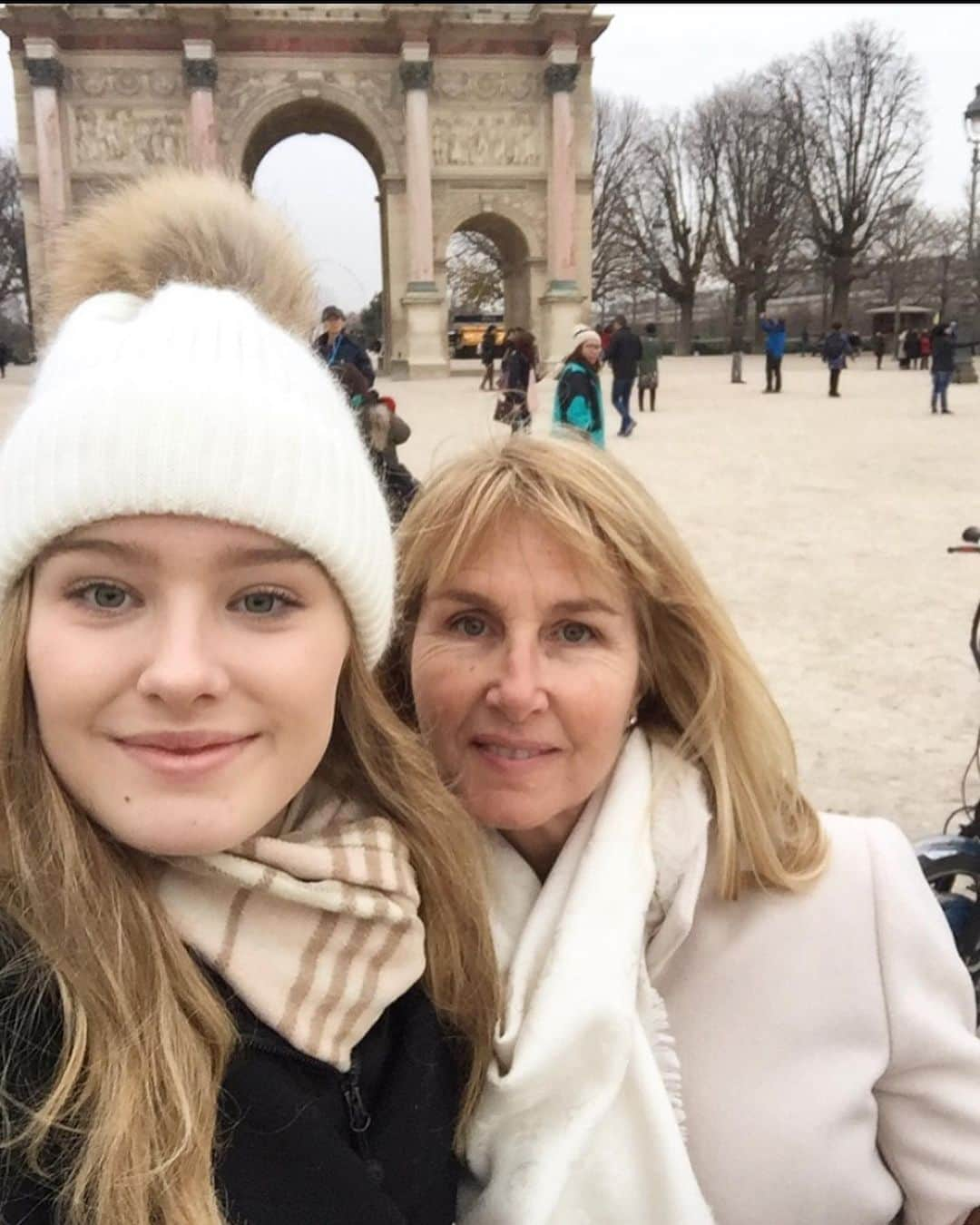 クリスティーナ・カレイラのインスタグラム：「Happy Mother’s Day to my best friend!💐💖 Thank you for always being there for me💋 I wish I could spend this day with you! Love you💕 • • • #mothersday #iloveyoumom #motherdaughterlove」