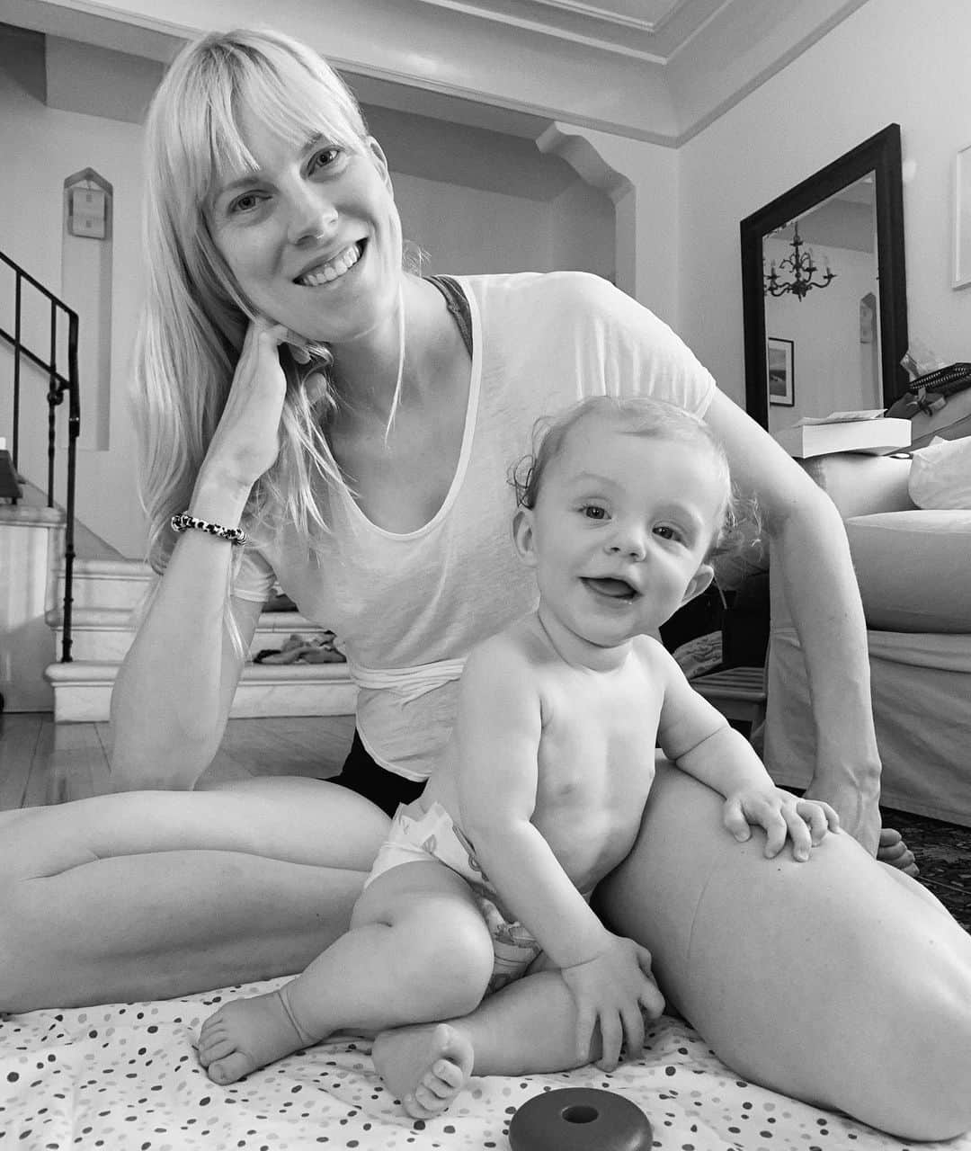 Anna Lylesのインスタグラム：「One snapshot (a happy one) from the rollercoaster of emotions into motherhood! 👋🏼👋🏼 shoutout to all the mamas old and new that have inspired me and been there to hold my hand. Happy Mother’s Day 💐💕」