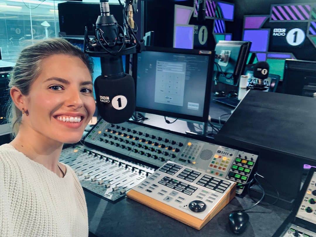 Mollie Kingさんのインスタグラム写真 - (Mollie KingInstagram)「Love being able to keep you company at this time. Makes me happy 💕 @bbcradio1」5月11日 1時50分 - mollieking