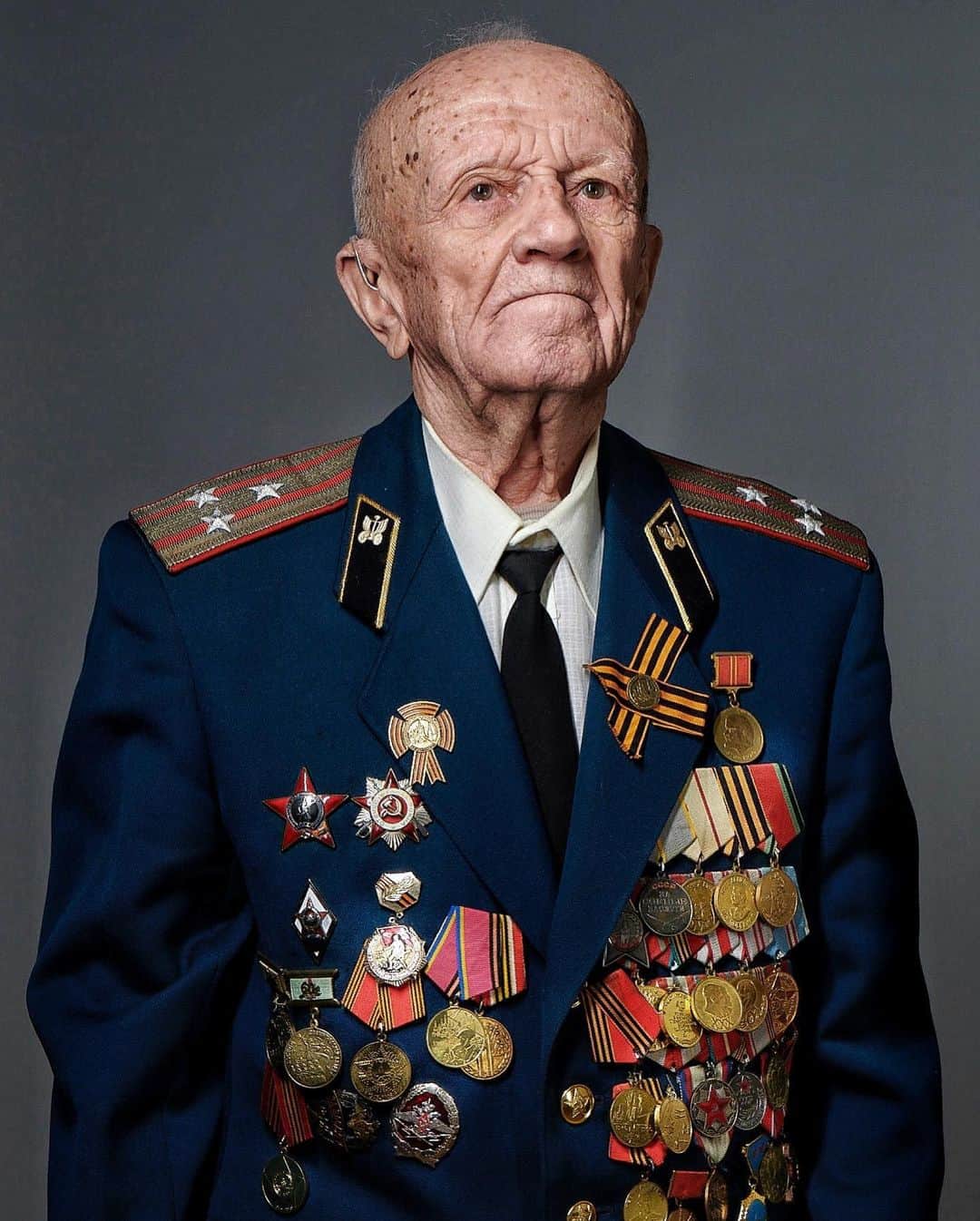 Robert Clarkさんのインスタグラム写真 - (Robert ClarkInstagram)「Portraits of survivors of the 900 day siege of Leningrad, Russia during WWII. Shot on #assignment for @natgeo. Part of the June cover article on “The Last Voices of World War II.” 800,000 people died in the blockade of the city with 16,825,000 Russians dying in WWI, 15% of the population, mostly men and boys. #SeigeOfLeningrad #WWII #TheLastVoicesOfWWII #NatGeo」5月11日 2時07分 - robertclarkphoto