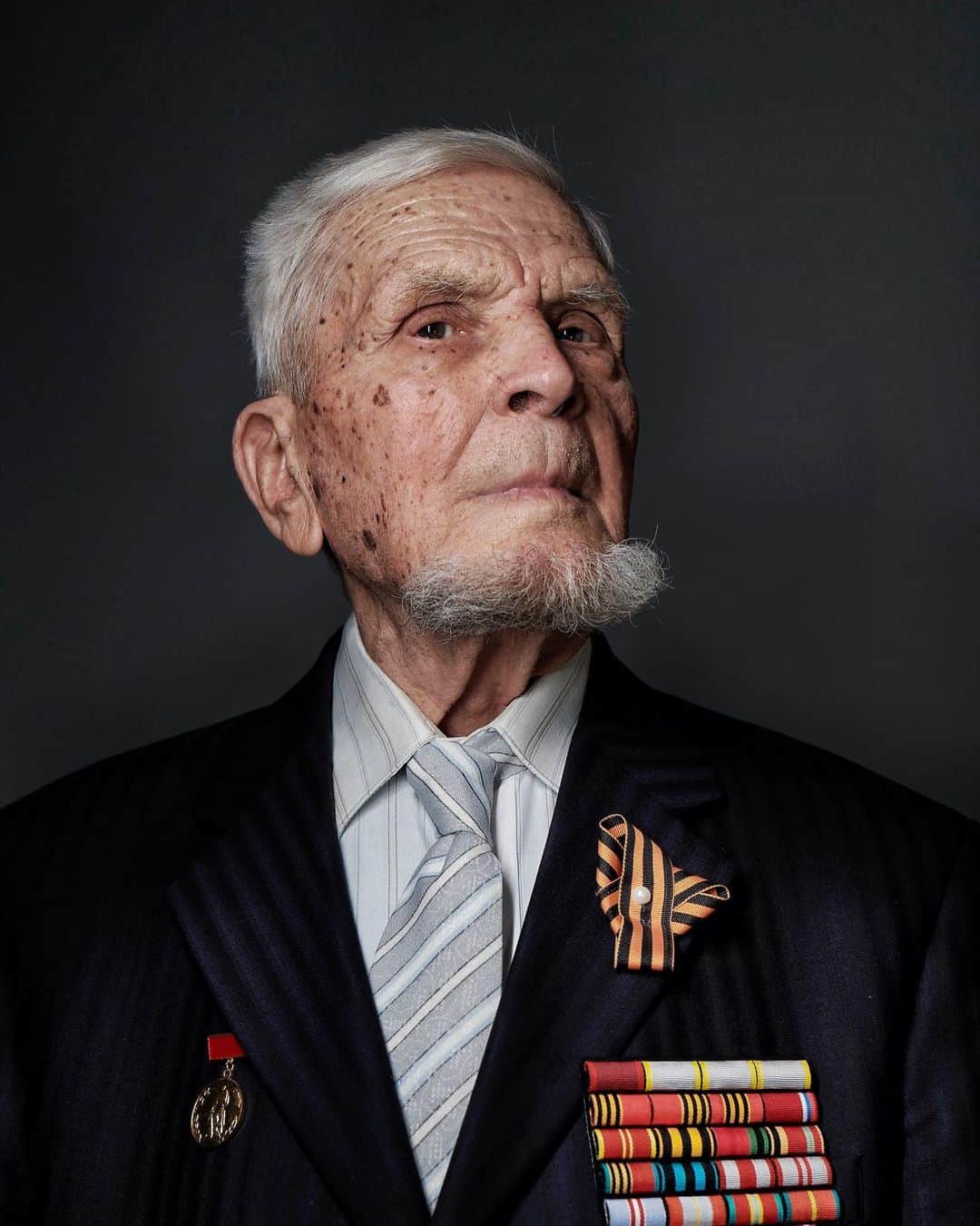 Robert Clarkさんのインスタグラム写真 - (Robert ClarkInstagram)「Portraits of survivors of the 900 day siege of Leningrad, Russia during WWII. Shot on #assignment for @natgeo. Part of the June cover article on “The Last Voices of World War II.” 800,000 people died in the blockade of the city with 16,825,000 Russians dying in WWI, 15% of the population, mostly men and boys. #SeigeOfLeningrad #WWII #TheLastVoicesOfWWII #NatGeo」5月11日 2時07分 - robertclarkphoto
