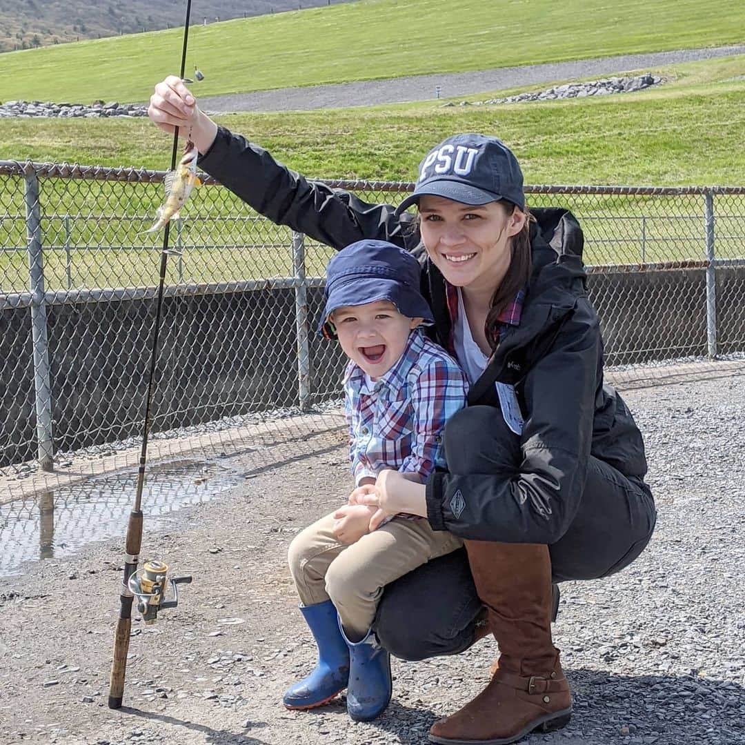 のインスタグラム：「Happy Mother's Day to all of the mothers out there! I'm super proud to be this kids mama. Today Rowan caught a fish for the first time.🎣☀️ #Spring #MothersDay #Fishing」