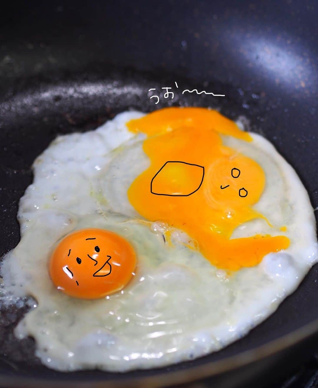 AO のインスタグラム：「🍳 割れちゃう笑 #卵#目玉焼き#自炊#stayhome#おうちASOBI」