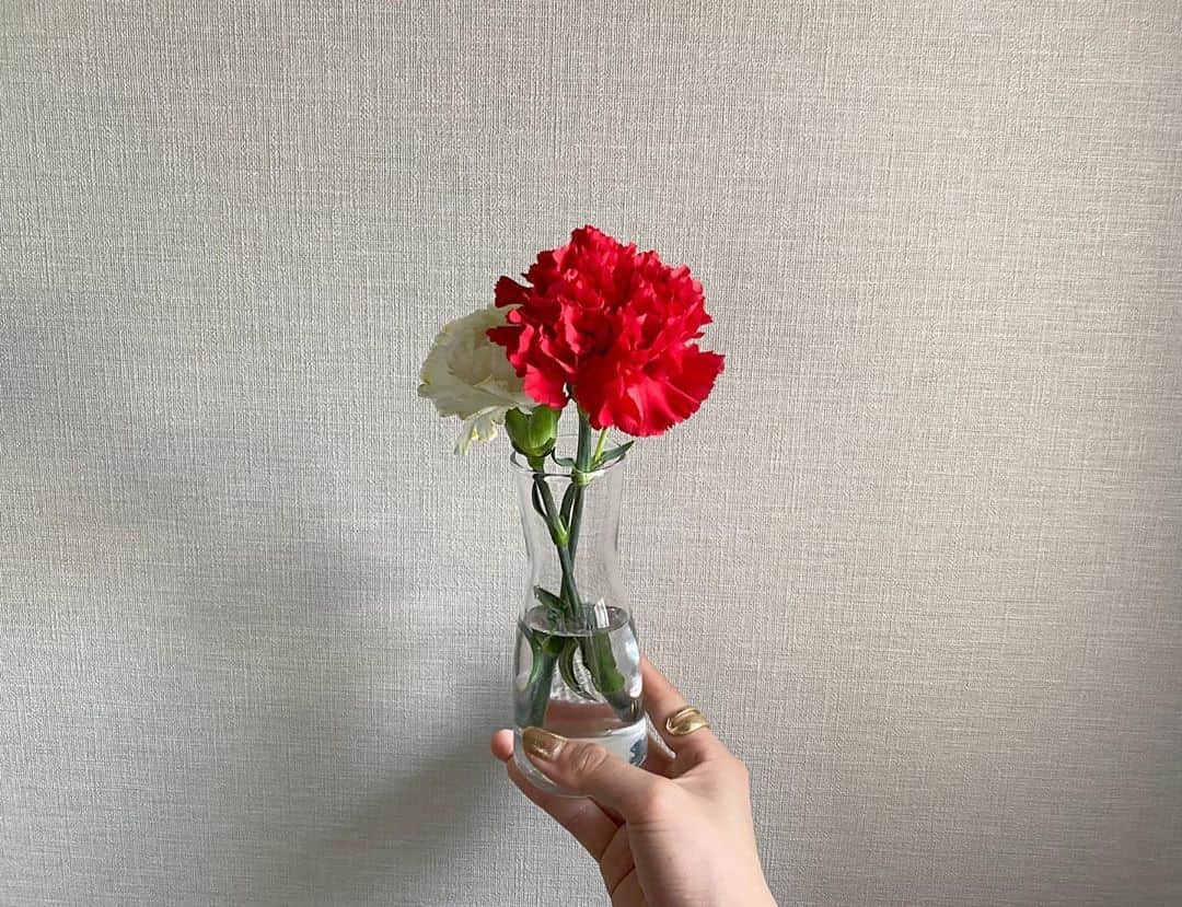 足立佳奈さんのインスタグラム写真 - (足立佳奈Instagram)「今は すぐ会えないから、 「いつもありがとう。」の言葉を直接伝えられないんだけど、お花をお家に飾ってね、母の日のありがとうの気持ちを強く持ちながら、私は今日を過ごしてるよ。まま、ありがとう。」5月10日 17時17分 - kana1014lm