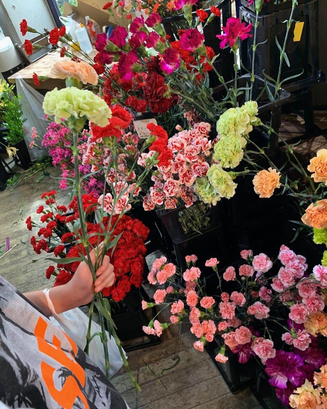 柴田翔平のインスタグラム：「Happy Mother's day💐 息子が仁香にお花を買いに行くのにお手伝い🤙🏽 仁香をイメージして好きな花を選んでました😊」