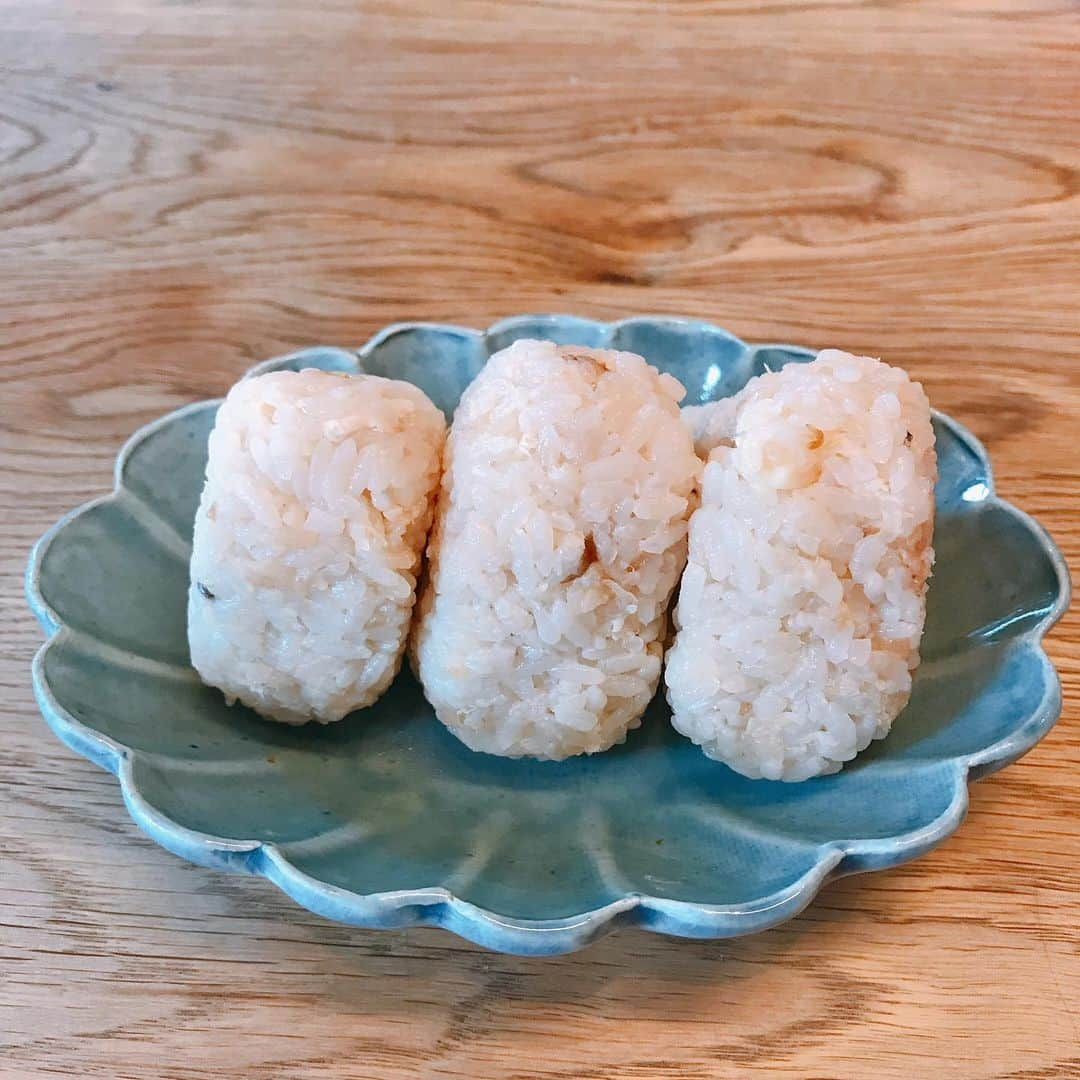 坂下千里子さんのインスタグラム写真 - (坂下千里子Instagram)「＃祈るおむすびバトン🍙 @miraiyamamoto_official から、受け取りました。 . . 昨夜の鯛めしが余ったので、握ってみました！#初鯛めし#作ってみた #切り身でも美味しくできた よ#バトンはここに置いておくね＃誰か拾ってくれるなら＃拾ってね#18時05分から #nhk #せかいま」5月10日 17時19分 - chiriko_sakashita_official