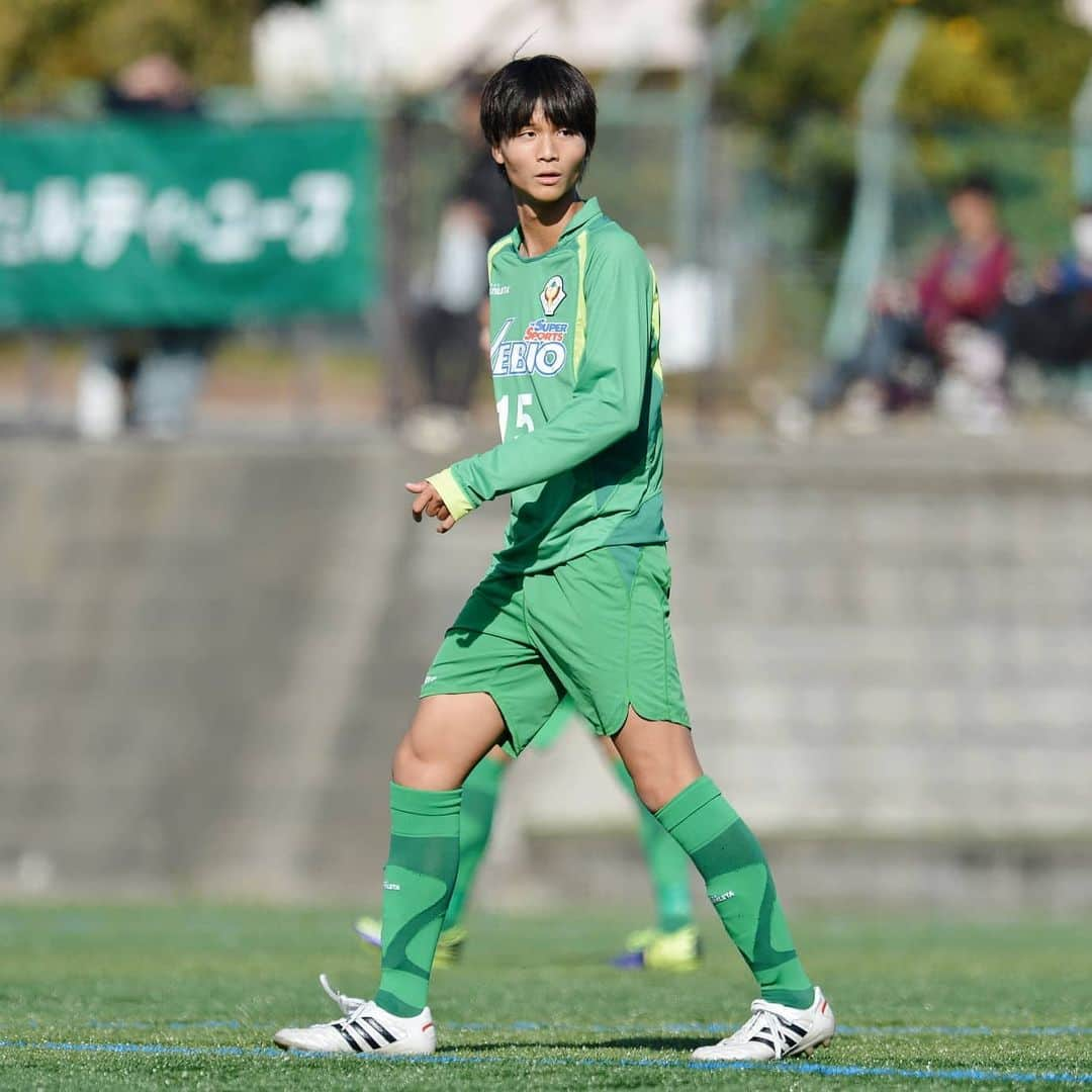 東京ヴェルディさんのインスタグラム写真 - (東京ヴェルディInstagram)「多くのプロサッカー選手を輩出する、東京ヴェルディのアカデミー。  所属選手のアカデミー時代を、秘蔵写真と思い出コメントで振り返る好評企画🐸🙌 . 今回は、中野雅臣選手のアカデミー時代🌱 . ⚽中野雅臣選手が語る、アカデミー時代の思い出🔻  僕がヴェルディに入るキッカケは、他の人たちと少し違うかもしれません。  僕が小学生の時に永田さん（永田雅人現ベレーザ監督）が大会を見に来てくれて、声を掛けてもらって練習参加しました。1つ上の学年、（澤井）直人君の代のジュニアユース1年生の練習にまじって何回か参加して、翌年のジュニアユースからの加入が決まりました。実は、小学2年生の時に直人君と同じチームでプレーしていたんです。直人君がヴェルディに行ったのは知っていたし、全少で優勝したりして憧れを持っていました。  自宅から近い複数のＪクラブのアカデミーからも声を掛けられたのですが、内容は覚えていないけどとにかくトレーニングが楽しくて、ヴェルディに決めました。6年間、自宅のあったさいたま市からヴェルディグラウンドに通いましたが、苦に思ったことは一度もありません。強いて言えば、急いで帰らないといけないので、練習が終わった後に皆と一緒にいられる時間が短かったのが嫌でした。  ヴェルディのすごさを感じたのは、ほぼ同じ時間に全部のカテゴリーが練習していることです。他のＪクラブはトップとアカデミーのグラウンドが別だったり、アカデミーの各カテゴリーでもトレーニングの時間が完全に違うのに、ヴェルディは本当に一緒にやっている印象が強いです。プロを身近に感じられたのも、そうした環境だったことが大きいと思います。  ジュニアユースの時に、小林祐希君の代のユースの公式戦をヴェルディグラウンドでやっているのを観て、こういう人たちがプロになるんだと考えていて、実際に祐希君がトップチームに昇格してからは、プロが身近な目標になりました。やらかしたエピソードはまったく思い浮かばないくらい真面目な選手が多い代でした。むしろ、一つ下の（井上）潮音の代がやらかして、なぜか連帯責任で巻き込まれて罰走させられたりすることがありました（笑）  #中野雅臣 #東京ヴェルディジュニアユース #東京ヴェルディユース #東京ヴェルディ #ヴェルディ #tokyoverdy #verdy #東京 #tokyo #stayhome #stayathome #おうちでヴェルディ」5月10日 17時24分 - tokyo_verdy