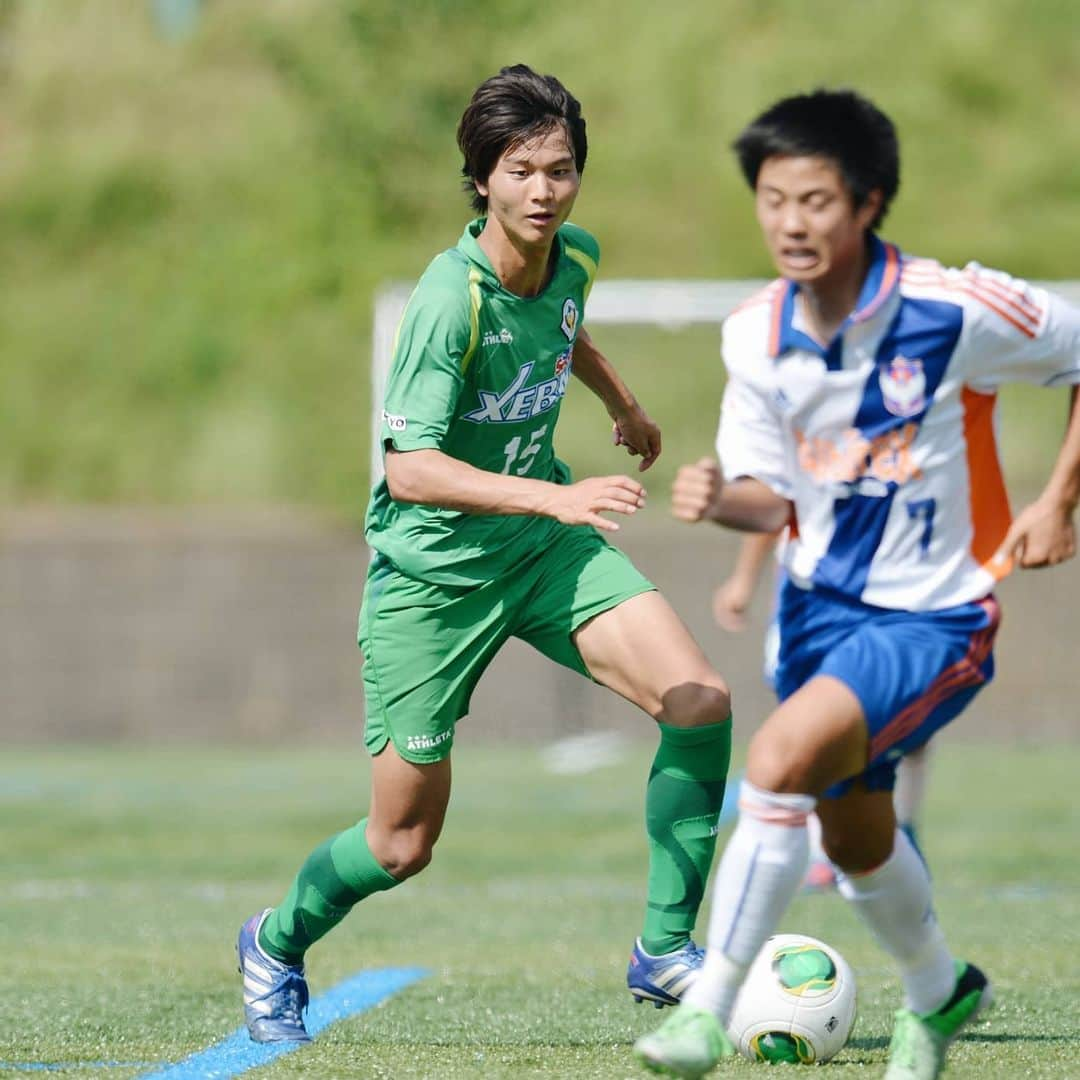 東京ヴェルディさんのインスタグラム写真 - (東京ヴェルディInstagram)「多くのプロサッカー選手を輩出する、東京ヴェルディのアカデミー。  所属選手のアカデミー時代を、秘蔵写真と思い出コメントで振り返る好評企画🐸🙌 . 今回は、中野雅臣選手のアカデミー時代🌱 . ⚽中野雅臣選手が語る、アカデミー時代の思い出🔻  僕がヴェルディに入るキッカケは、他の人たちと少し違うかもしれません。  僕が小学生の時に永田さん（永田雅人現ベレーザ監督）が大会を見に来てくれて、声を掛けてもらって練習参加しました。1つ上の学年、（澤井）直人君の代のジュニアユース1年生の練習にまじって何回か参加して、翌年のジュニアユースからの加入が決まりました。実は、小学2年生の時に直人君と同じチームでプレーしていたんです。直人君がヴェルディに行ったのは知っていたし、全少で優勝したりして憧れを持っていました。  自宅から近い複数のＪクラブのアカデミーからも声を掛けられたのですが、内容は覚えていないけどとにかくトレーニングが楽しくて、ヴェルディに決めました。6年間、自宅のあったさいたま市からヴェルディグラウンドに通いましたが、苦に思ったことは一度もありません。強いて言えば、急いで帰らないといけないので、練習が終わった後に皆と一緒にいられる時間が短かったのが嫌でした。  ヴェルディのすごさを感じたのは、ほぼ同じ時間に全部のカテゴリーが練習していることです。他のＪクラブはトップとアカデミーのグラウンドが別だったり、アカデミーの各カテゴリーでもトレーニングの時間が完全に違うのに、ヴェルディは本当に一緒にやっている印象が強いです。プロを身近に感じられたのも、そうした環境だったことが大きいと思います。  ジュニアユースの時に、小林祐希君の代のユースの公式戦をヴェルディグラウンドでやっているのを観て、こういう人たちがプロになるんだと考えていて、実際に祐希君がトップチームに昇格してからは、プロが身近な目標になりました。やらかしたエピソードはまったく思い浮かばないくらい真面目な選手が多い代でした。むしろ、一つ下の（井上）潮音の代がやらかして、なぜか連帯責任で巻き込まれて罰走させられたりすることがありました（笑）  #中野雅臣 #東京ヴェルディジュニアユース #東京ヴェルディユース #東京ヴェルディ #ヴェルディ #tokyoverdy #verdy #東京 #tokyo #stayhome #stayathome #おうちでヴェルディ」5月10日 17時24分 - tokyo_verdy