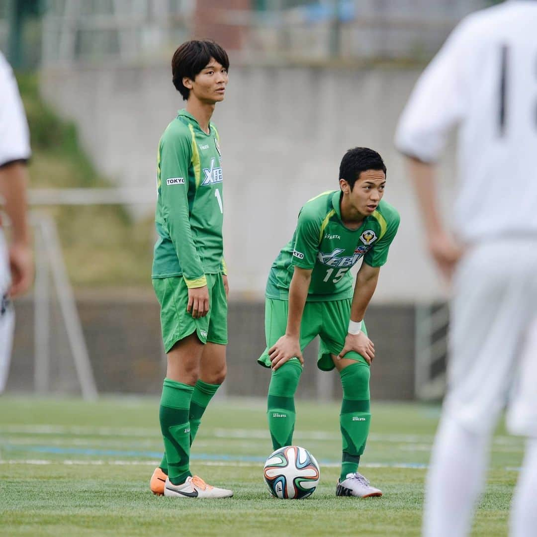 東京ヴェルディさんのインスタグラム写真 - (東京ヴェルディInstagram)「多くのプロサッカー選手を輩出する、東京ヴェルディのアカデミー。  所属選手のアカデミー時代を、秘蔵写真と思い出コメントで振り返る好評企画🐸🙌 . 今回は、中野雅臣選手のアカデミー時代🌱 . ⚽中野雅臣選手が語る、アカデミー時代の思い出🔻  僕がヴェルディに入るキッカケは、他の人たちと少し違うかもしれません。  僕が小学生の時に永田さん（永田雅人現ベレーザ監督）が大会を見に来てくれて、声を掛けてもらって練習参加しました。1つ上の学年、（澤井）直人君の代のジュニアユース1年生の練習にまじって何回か参加して、翌年のジュニアユースからの加入が決まりました。実は、小学2年生の時に直人君と同じチームでプレーしていたんです。直人君がヴェルディに行ったのは知っていたし、全少で優勝したりして憧れを持っていました。  自宅から近い複数のＪクラブのアカデミーからも声を掛けられたのですが、内容は覚えていないけどとにかくトレーニングが楽しくて、ヴェルディに決めました。6年間、自宅のあったさいたま市からヴェルディグラウンドに通いましたが、苦に思ったことは一度もありません。強いて言えば、急いで帰らないといけないので、練習が終わった後に皆と一緒にいられる時間が短かったのが嫌でした。  ヴェルディのすごさを感じたのは、ほぼ同じ時間に全部のカテゴリーが練習していることです。他のＪクラブはトップとアカデミーのグラウンドが別だったり、アカデミーの各カテゴリーでもトレーニングの時間が完全に違うのに、ヴェルディは本当に一緒にやっている印象が強いです。プロを身近に感じられたのも、そうした環境だったことが大きいと思います。  ジュニアユースの時に、小林祐希君の代のユースの公式戦をヴェルディグラウンドでやっているのを観て、こういう人たちがプロになるんだと考えていて、実際に祐希君がトップチームに昇格してからは、プロが身近な目標になりました。やらかしたエピソードはまったく思い浮かばないくらい真面目な選手が多い代でした。むしろ、一つ下の（井上）潮音の代がやらかして、なぜか連帯責任で巻き込まれて罰走させられたりすることがありました（笑）  #中野雅臣 #東京ヴェルディジュニアユース #東京ヴェルディユース #東京ヴェルディ #ヴェルディ #tokyoverdy #verdy #東京 #tokyo #stayhome #stayathome #おうちでヴェルディ」5月10日 17時24分 - tokyo_verdy