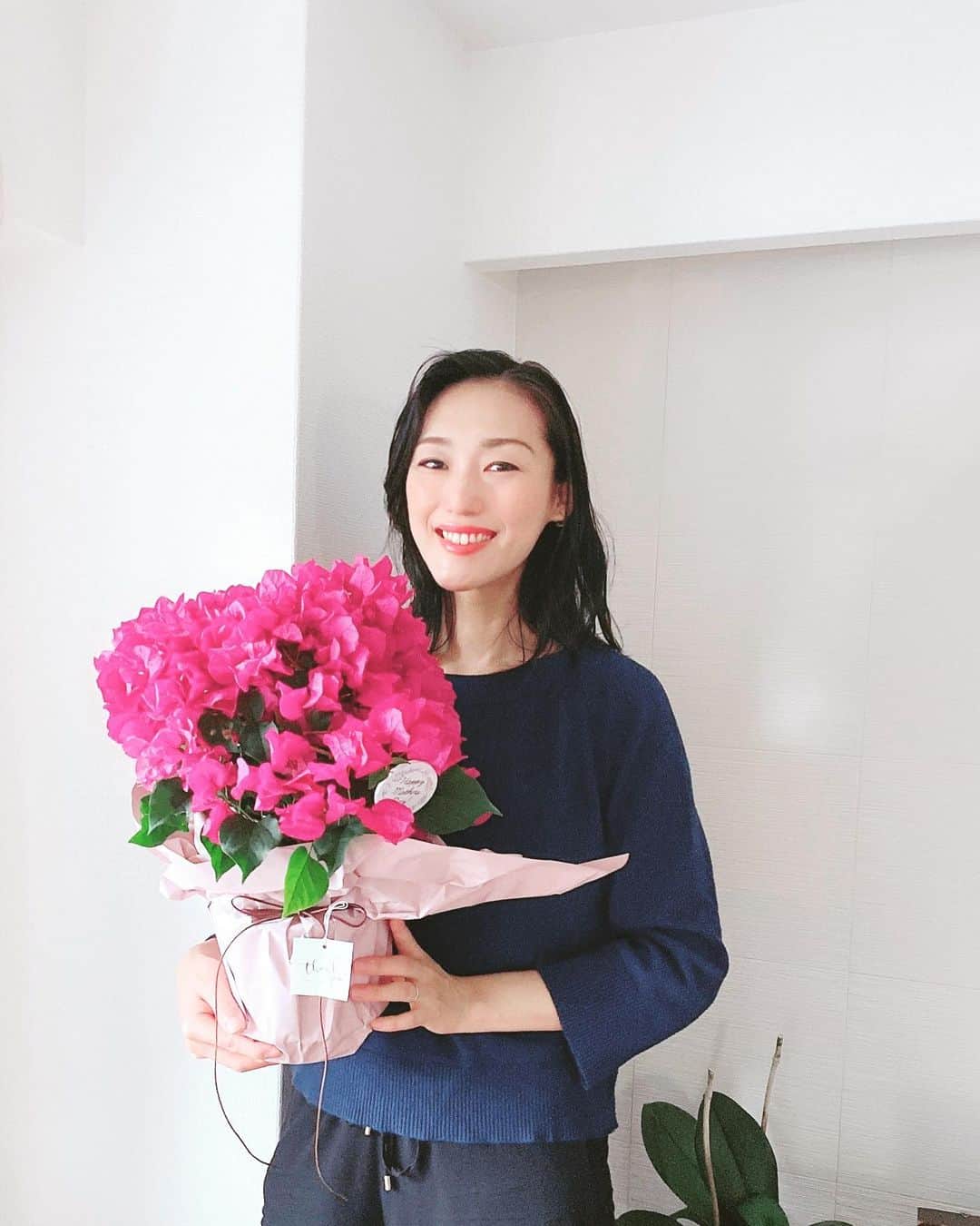 大島央照のインスタグラム：「Happy mother's day✨  義理のお母様とお母さんへ。お花を送りました✨ 昨年から家族が増えて嬉しく思います♫  感謝という言葉だけでは表せないくらい、いつもありがとうの気持ちでいっぱいです。  毎日がんばる世界中のお母さまが、笑顔で健康でHappyでありますように💕  #母の日 #ありがとうを伝えよう #リスペクト #lilyrose #flower #母のかわりに写真 #ありがとう photo by my mother.」