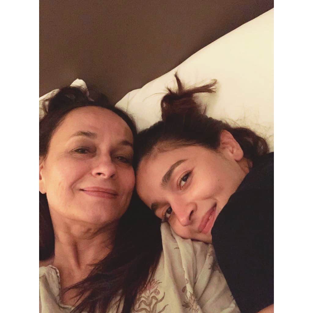 アリア・バットのインスタグラム：「my safe place.. love you mama ❤️」