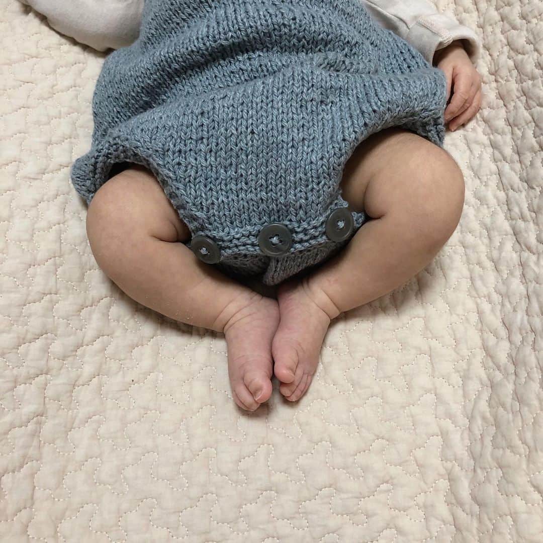 ちょびさんのインスタグラム写真 - (ちょびInstagram)「ちっこくてたまらない可愛さ🦕 手も足も完全に旦那さん似🤍 . #baby#ベビー服#新生児服#stayhome#newborn#おうちフォト#ママリ#ままのて#ベビフル#ベビスタグラム#男の子ママ#男の子ベビー#ゼクシィbaby#新米ママさんと繋がりたい#新米ママ#生後0ヶ月#ママスタグラム」5月10日 17時29分 - kaoriririn15