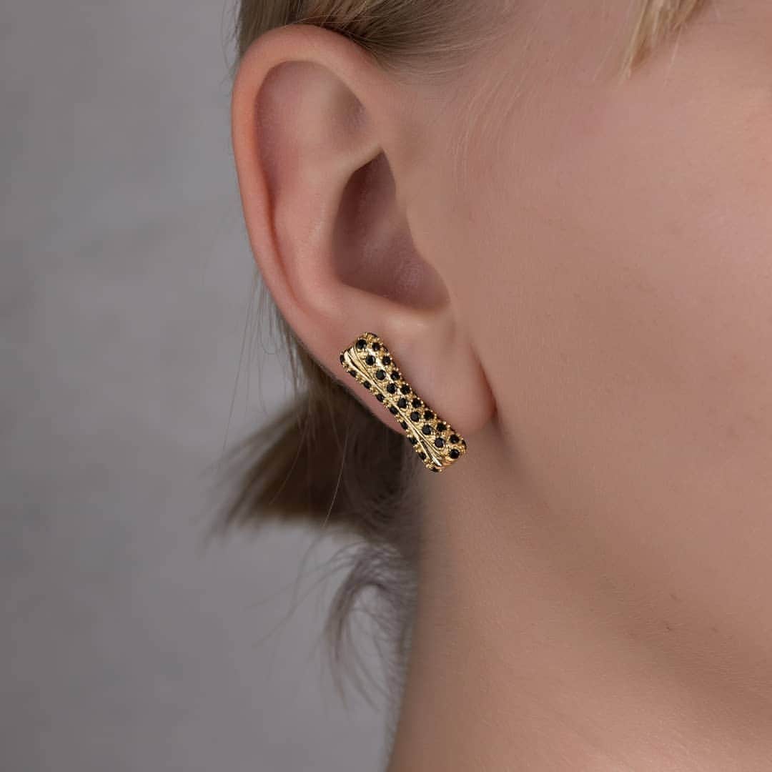 イオッセリアーニさんのインスタグラム写真 - (イオッセリアーニInstagram)「Bone shaped earrings and black zirco #benomad  #iosselliani #iossellianicollections #iossellianidesign #earrings #fashionjewelry #fashion #fashiondesign」5月10日 17時39分 - iosselliani