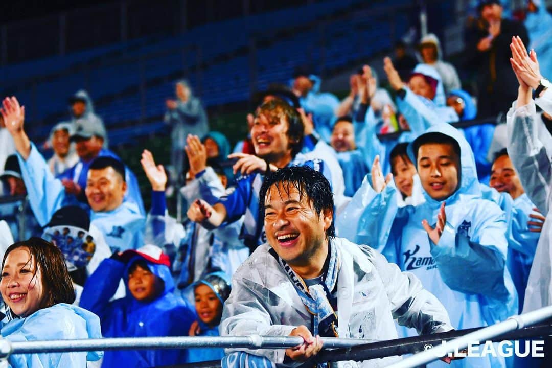のインスタグラム：「今日は #ファイトの日  みんなで応援できるその日まで 今、できることを。  #カマタマーレ讃岐  #サポーター席 #応援の力ってすごい #応援の風景　#サッカーのある日常」