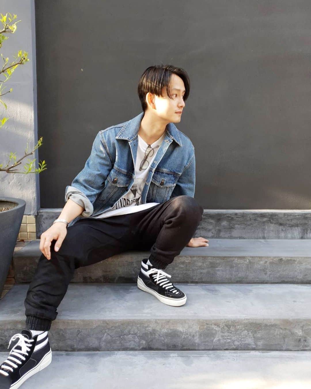 米重晃希のインスタグラム：「ㅤㅤㅤㅤㅤㅤㅤㅤㅤㅤㅤㅤㅤ 夕陽がいい季節🌇 みんな出かけれるようになったらどこ行きます？🥺 僕は #ボーリング🎳行きたい  #外苑前 #渋谷 #stayhome」