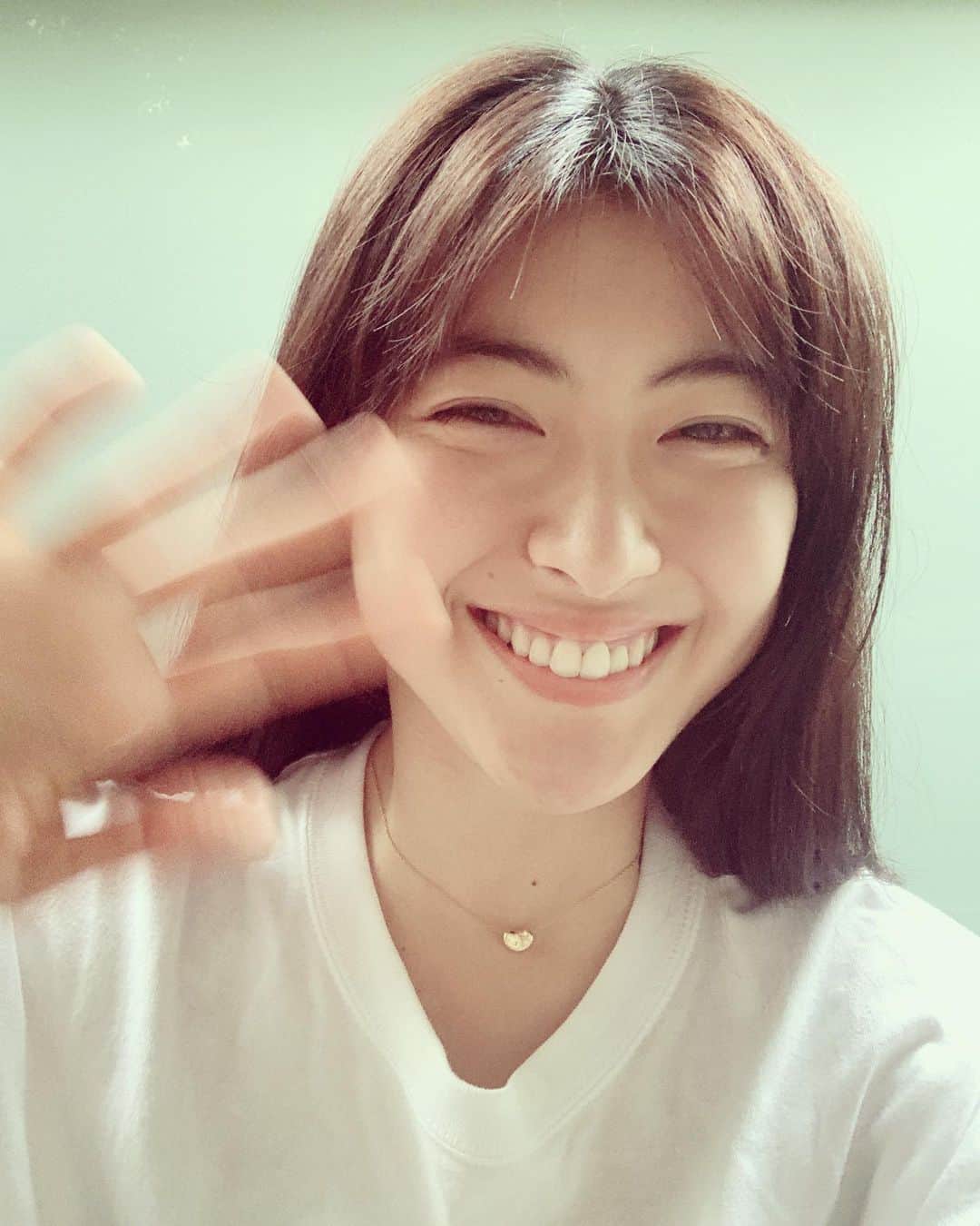 瀧本美織のインスタグラム：「明後日12日は「ノンストップ！」さんに出演させていただきます！ 自撮りが恥ずかしくて写真なのにカメラに手を振るという暴挙に出た私をお許しください🤣  I will appear on 「NON STOP!」on the 12th. It's embarrassing to take a selfie. So I waved my hand even though it was a photo.  Please forgive me!  后天12号我将会出演电视节目NON STOP！ 自拍太害羞了，所以我 明明是静止照片，我却对相机挥手，请原谅我的乱动  #フジテレビ  #ノンストップ  #運命から始まる恋」