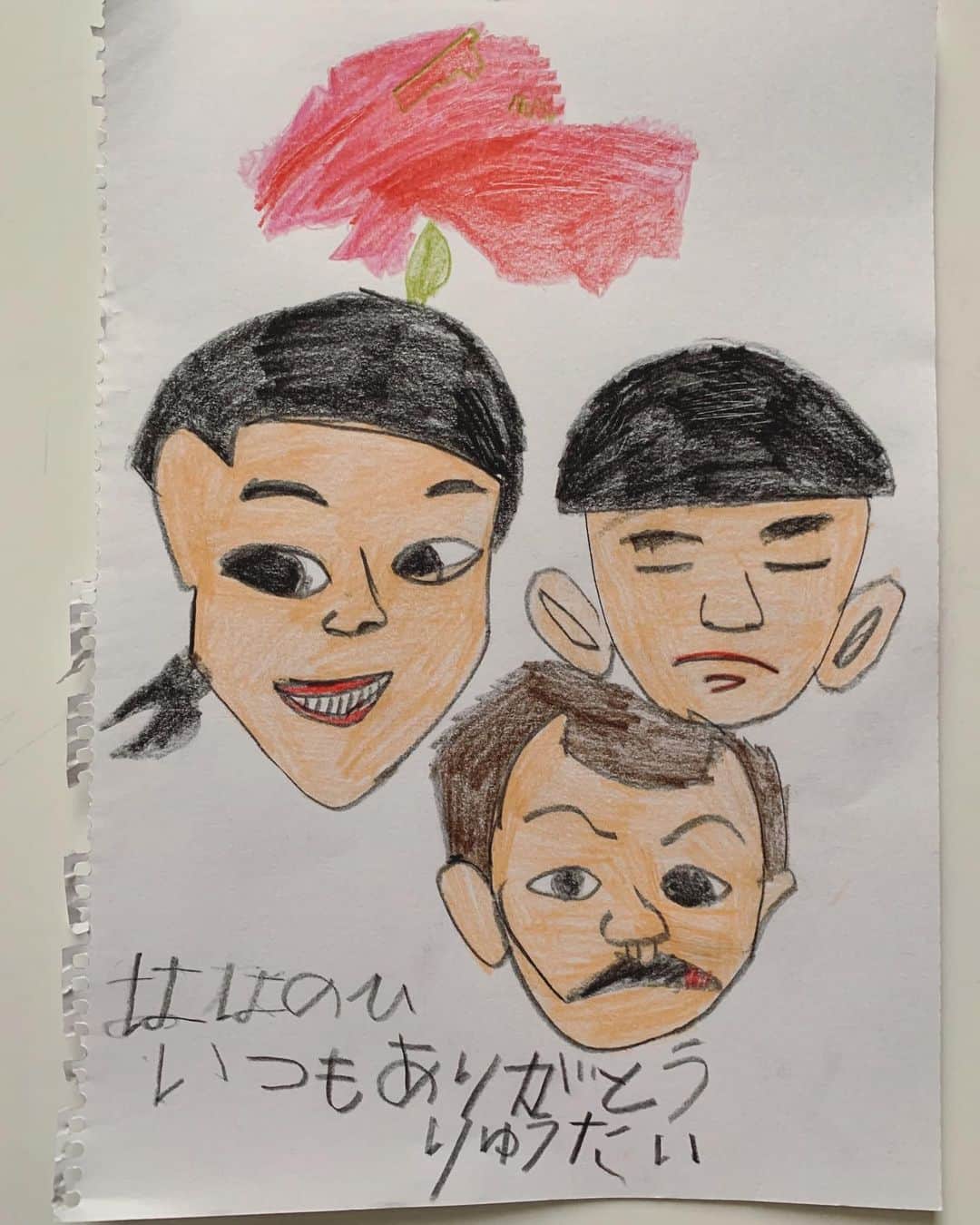 高見まなみのインスタグラム：「長男が絵を描いてくれました。自画像がめっちゃ上手‼️以前の目つむりの写真を見て描いたそう。前髪が短い頃の私とカーネーション。おじさんっぽいのは、パパじゃなくてたいちゃん。ありがとう😊☺️ . . . #5歳の絵 #家族の絵 #母の日プレゼント  #いつもありがとう  ストーリーズで反響が凄かったので、こちらにも投稿しました🙏🏻」