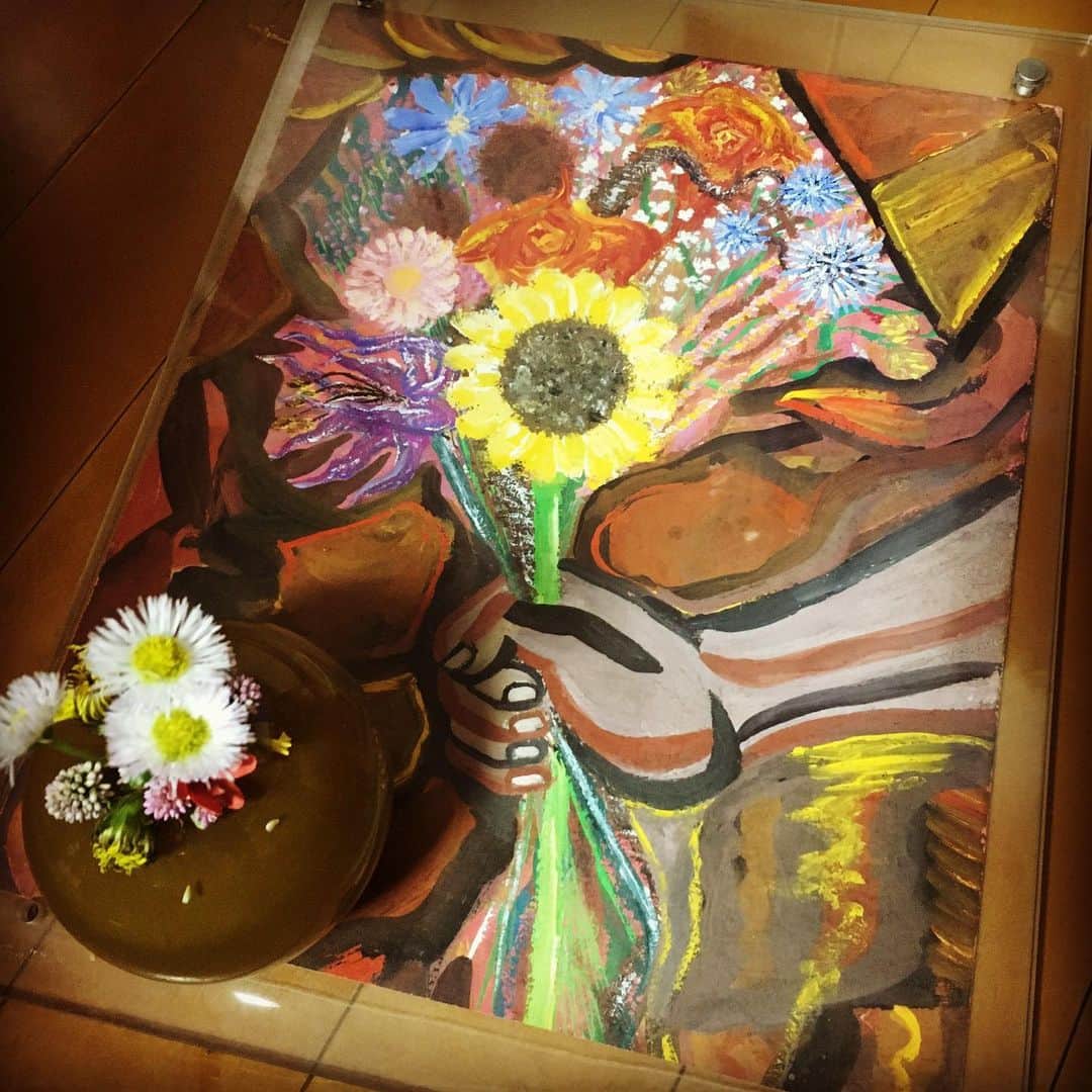 西浦聡生さんのインスタグラム写真 - (西浦聡生Instagram)「19歳の時に嫁に描いた花を渡す絵  今では、子供達が母のために花を摘んで渡すようになってる。  #母の日　#西浦ウィッキー聡生 #wickyart」5月10日 17時49分 - wicky_nishiura