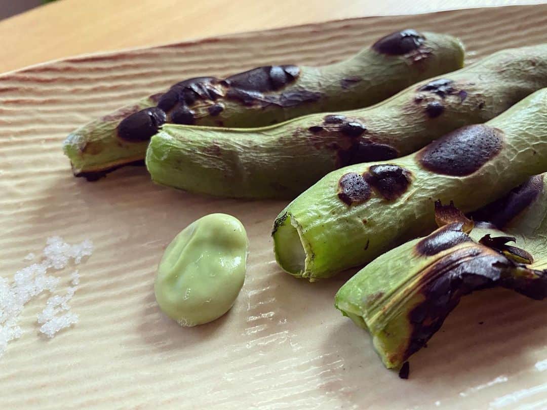 野本かりあのインスタグラム：「そら豆焼いた。 ここのところずっと、楽しみは食べる事。 皆んなもそう？」