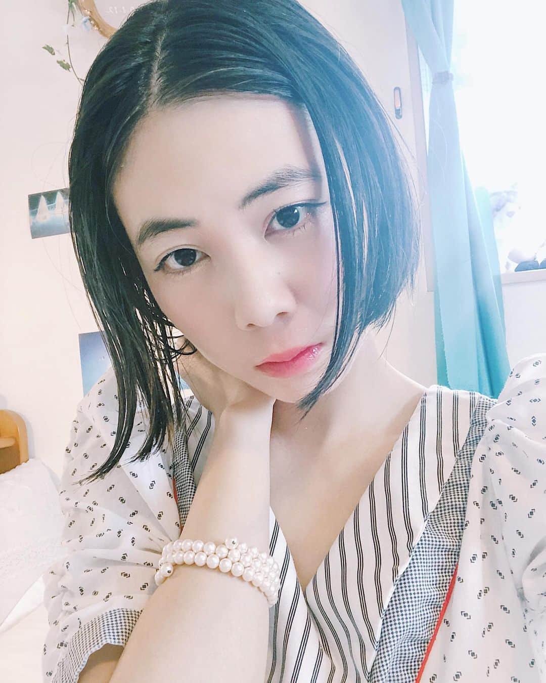 木村仁美のインスタグラム：「みなさまこんにちは. 本日のchamiです❁ . 大好きなちぐはさんのブランド 《 @forget_her_not.official 》で購入した パールのブレスレットが届きました💠💎🦋 . 日々のお守りにします🕊✨ よい休日を…◎ . . . #今日の青い . . . #ヘアアレンジ #黒髪ショート #黒髪ボブ #ショートヘア #おうち時間 #お洒落好き #古着コーデ #stayhome #ブレスレット #古着アイテム #usedclothing #usedfashion #blackhairstyles #太眉女子 #太眉」