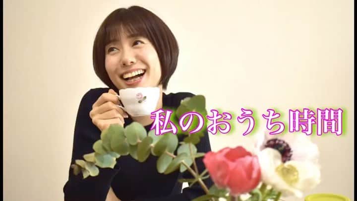 フジテレビアナウンサーのインスタグラム：「💁🏻‍♀️ 山﨑夕貴です。 紅茶教室に通うほど紅茶好きの私が、美味しい淹れ方を紹介します☕️ 撮影&編集#おばたのお兄さん  ①蛇口から入れたばかりの水道水を沸騰させる ②沸騰させている間に、ティーポット、ティーカップを温める ③沸騰した瞬間に、高い位置から勢いよくお湯を注ぐ  こうすることで、茶葉が上下にジャンプする「ジャンピング」が起きて、美味しい紅茶が出来上がります💓  少し手間をかけるだけでとっても美味しくなるので、やってみて下さいね！  #撮影してるときに丁寧に説明したのに #夫の判断でカット #なんで  お次は、最近インスタで個性を爆発させている生田くんお願いします🤲  #フジテレビアナウンサー #山﨑夕貴 #フジアナむすび #おうち時間」