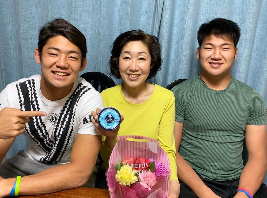 のインスタグラム：「Happy Mother's Day💐 お母さんいつもありがとう🙏 #母の日 #happymothersday #兄弟 #サプライズ」