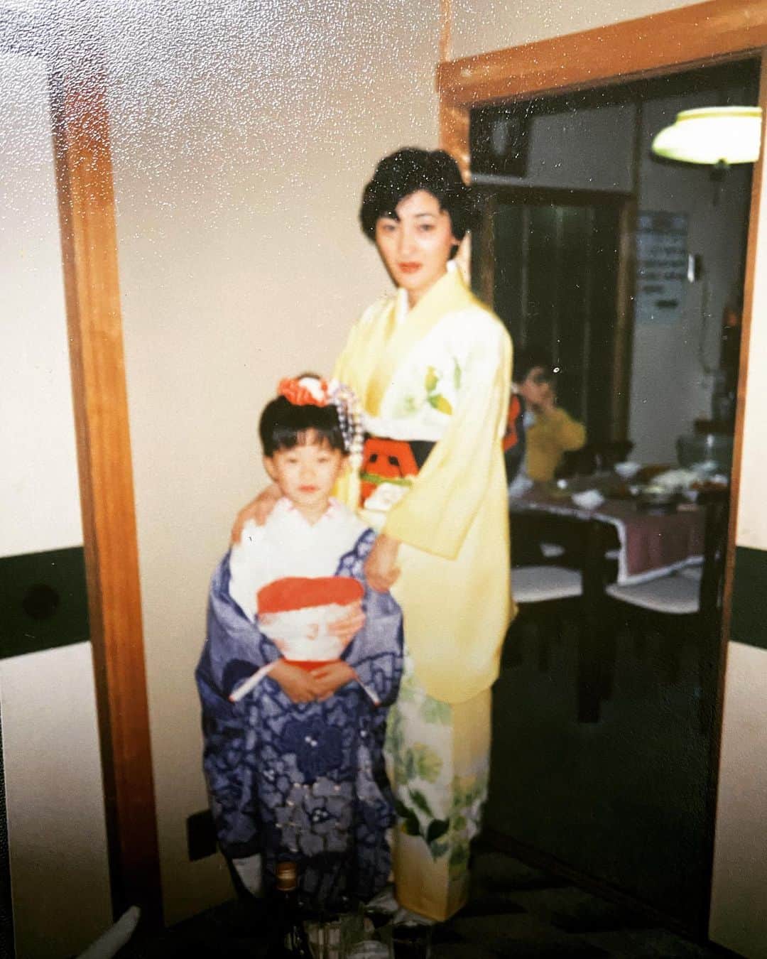 藤田敦子のインスタグラム：「ㅤㅤㅤ Happy mother's day🙏🙏 ㅤㅤㅤ 生まれつき心臓が悪く わたしを出産するときに、お医者様に 「どちらの命も助けるのは難しい。 いざという時赤ちゃんか母体の どちらを選ぶかをご主人と相談してください」 と酷なことを言われたうちの母ですが、 超絶安産でわたしを出産してくれました。 わたしが小さい頃、入退院を繰り返しており 今から15年くらい前に 余命宣告までされましたが (そのときはガチで2〜3ヶ月て言われた) 素晴らしい先生との巡り合わせで ちゃんと手術していただけたおかげで 今となってはすっかり元気。 ㅤㅤㅤ 風邪を引くとすぐ入院の人なので コロナのことは心配ですが 昔から、母が体が弱かったことで 小さいながらに母の死について 何度も何度も考えて 受け入れるという覚悟は できていたように思います。 それでもいざとなったら できるかわからないけど お母さんが一生懸命生きているのなら 受け入れる覚悟をこちらも しておかないとね😘 お母さん、頑張っておばあちゃんよりは 絶対長生きしようね。笑 ㅤㅤㅤ (祖母と昔から同居しているうちの母の口癖は 「こんなんやったらおばあちゃんより お母さんの方が先に死ぬわ」です。 ちなみに祖母は90すぎて少しボケてはきてるけど お陰様でピンピンしてるんよね🤣 お母さんがんばれーー！笑)」