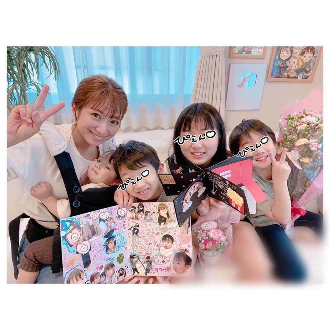 辻希美さんのインスタグラム写真 - (辻希美Instagram)「子ども達から母の日のプレゼント貰っちゃった💕✨✨ (🌸◕ω◕)ღтнайк чоцღ(◕ω◕❤) #母の日 #🌸🌸🌸 #子ども達からサプライズ #手作りメッセージアルバム #私に見つからないように作ってくれたみたい #嬉しい😢💕 #お母さん業って大変だけどやり甲斐が凄くある #子育ては大変だけどその分の幸せをくれる #お母さんにさせてくれてありがとう #ママは幸せです ❤️ #沢山の大変 #沢山の笑顔 #沢山の幸せ #ありがとう🙏💕 #愛してる❤」5月10日 18時14分 - tsujinozomi_official