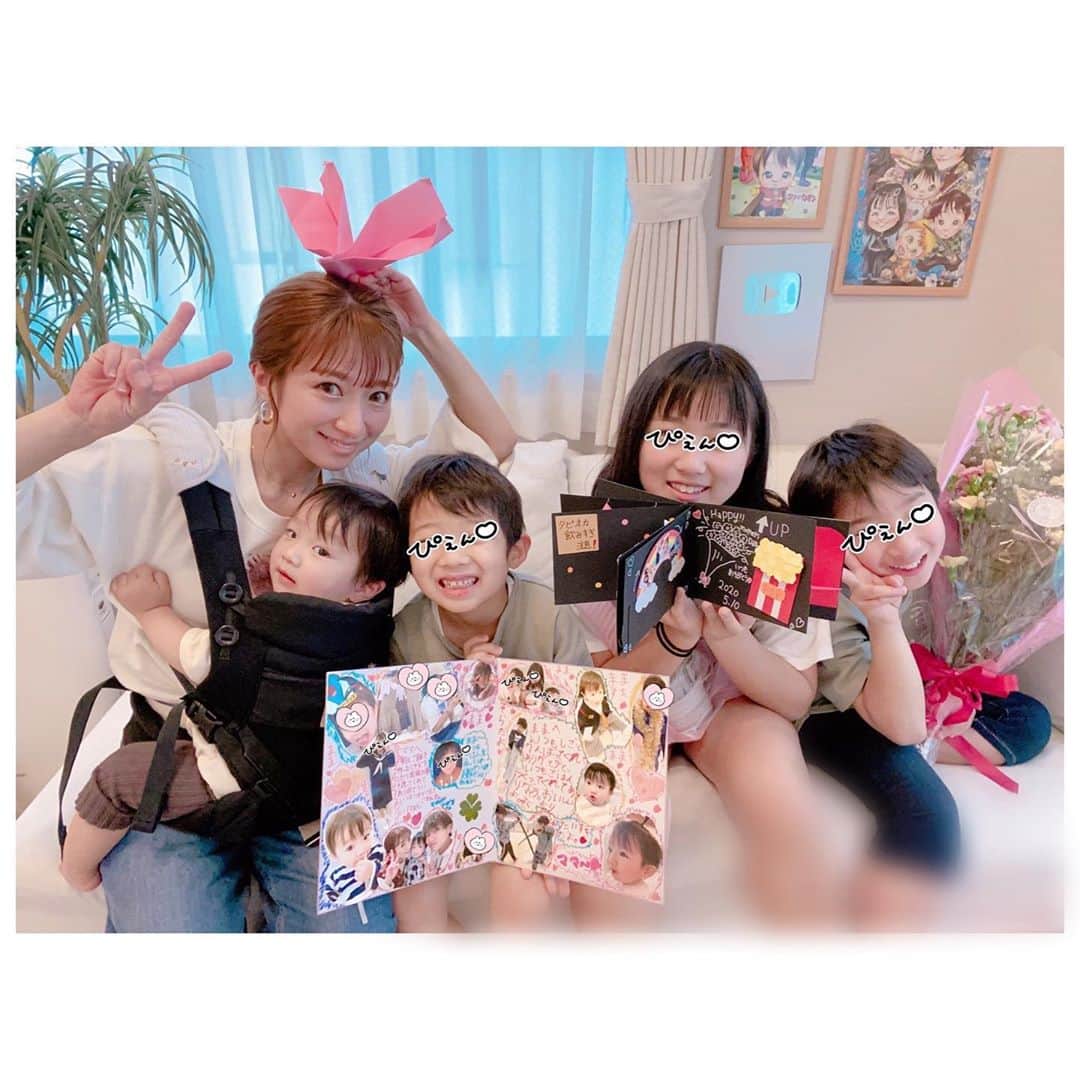 辻希美さんのインスタグラム写真 - (辻希美Instagram)「子ども達から母の日のプレゼント貰っちゃった💕✨✨ (🌸◕ω◕)ღтнайк чоцღ(◕ω◕❤) #母の日 #🌸🌸🌸 #子ども達からサプライズ #手作りメッセージアルバム #私に見つからないように作ってくれたみたい #嬉しい😢💕 #お母さん業って大変だけどやり甲斐が凄くある #子育ては大変だけどその分の幸せをくれる #お母さんにさせてくれてありがとう #ママは幸せです ❤️ #沢山の大変 #沢山の笑顔 #沢山の幸せ #ありがとう🙏💕 #愛してる❤」5月10日 18時14分 - tsujinozomi_official