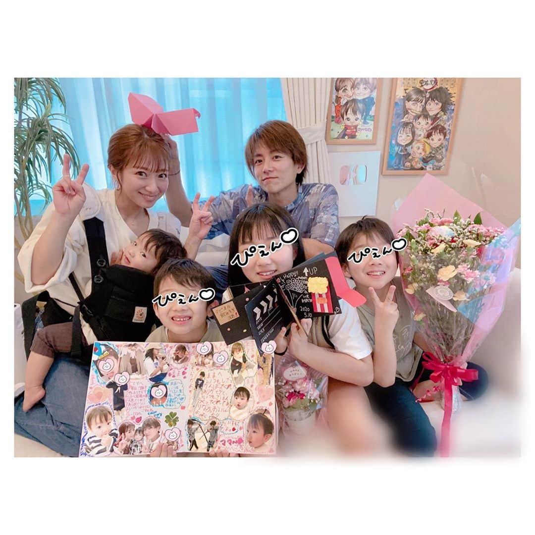 辻希美さんのインスタグラム写真 - (辻希美Instagram)「子ども達から母の日のプレゼント貰っちゃった💕✨✨ (🌸◕ω◕)ღтнайк чоцღ(◕ω◕❤) #母の日 #🌸🌸🌸 #子ども達からサプライズ #手作りメッセージアルバム #私に見つからないように作ってくれたみたい #嬉しい😢💕 #お母さん業って大変だけどやり甲斐が凄くある #子育ては大変だけどその分の幸せをくれる #お母さんにさせてくれてありがとう #ママは幸せです ❤️ #沢山の大変 #沢山の笑顔 #沢山の幸せ #ありがとう🙏💕 #愛してる❤」5月10日 18時14分 - tsujinozomi_official