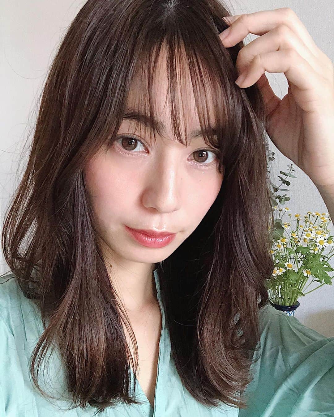 伊藤沙織のインスタグラム：「今までコンタクトはワンマンスのものを使用していましたが、家からほぼ出ないのでこれを機にワンデーコンタクト "シンシアワンデーS" のデビューをしました✨ワンデーコンタクトってこんなに潤いが持続するなんて知らなかった笑🥺おうち時間でスマホを見る時間が増えたのに、乾燥を防いでくれるのはヒアルロン酸&アルギン酸ナトリウムが配合されてるおかげ🧼ワンデーだから清潔だし、つけ心地もなめらかでストレスなく使用できます☘️旅行でもいつもコンタクト洗浄液を用意していたけど、これならコンタクトを用意するだけなのでお手軽なのが嬉しい✨ . . #ヒアルロン酸コンタクト #コスメ発想のコンタクト #CA愛用コンタクト #シンシア  #シンシアワンデーS」
