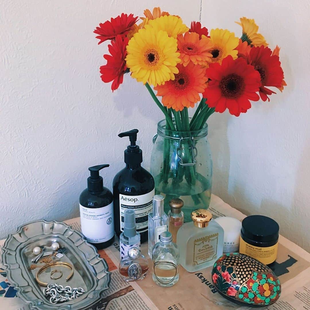 Yu-kiのインスタグラム：「やっぱりお部屋にお花があると気分が上がる、見るたびに元気が出る。今日、日本は母の日💐(イギリスは3月) 離れていても、連絡を頻繁に取り合わなくても、元気で楽しくいてくれたらそれでいい😌10.5.2020🎂Happy birthday and Mother’s Day♡I’m so grateful to be your daughter. Thank you for all you do!」