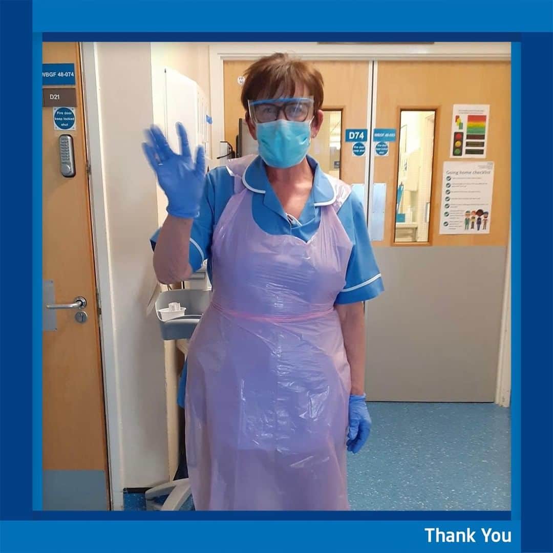 ストーク・シティFCさんのインスタグラム写真 - (ストーク・シティFCInstagram)「Julie Mothershaw has been a staff nurse for 40 years on the frontline at the University Hospital of North Midlands.  From Stoke City, thank you 💙  #SCFC 🔴⚪」5月10日 18時10分 - stokecity