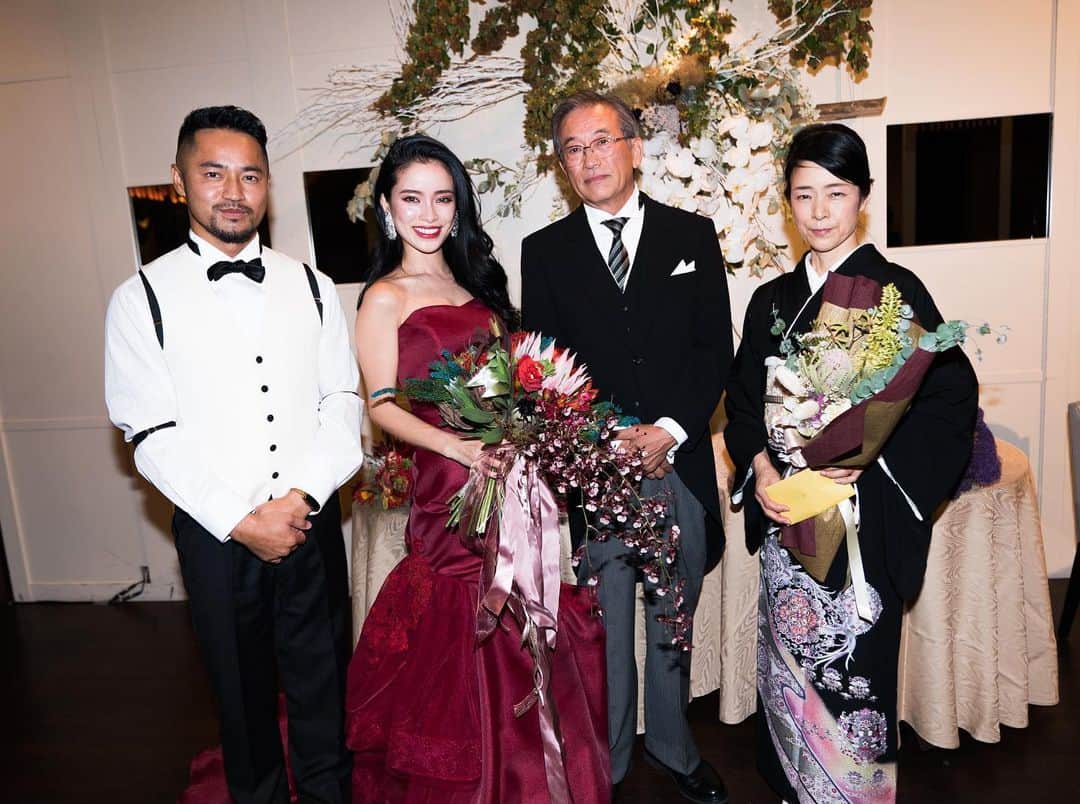 のインスタグラム：「ハッピーーーマザーーーズデーーイ🌹 自粛中も常に気に掛けてくれて 母から冷凍ご飯が頻繁に届くので 子供達のご飯作りはかなり楽させて貰ってます。 父が畑で作ってるお野菜も美味しい💮 . 私自身、良い母になりたいと思うけど それでも迷ったりする時は お母さんはどうしてたっけな〜と 思い出して 母としての在り方の指標にさせて貰ってます。 いつもありがとう💮 . #happymothersday」