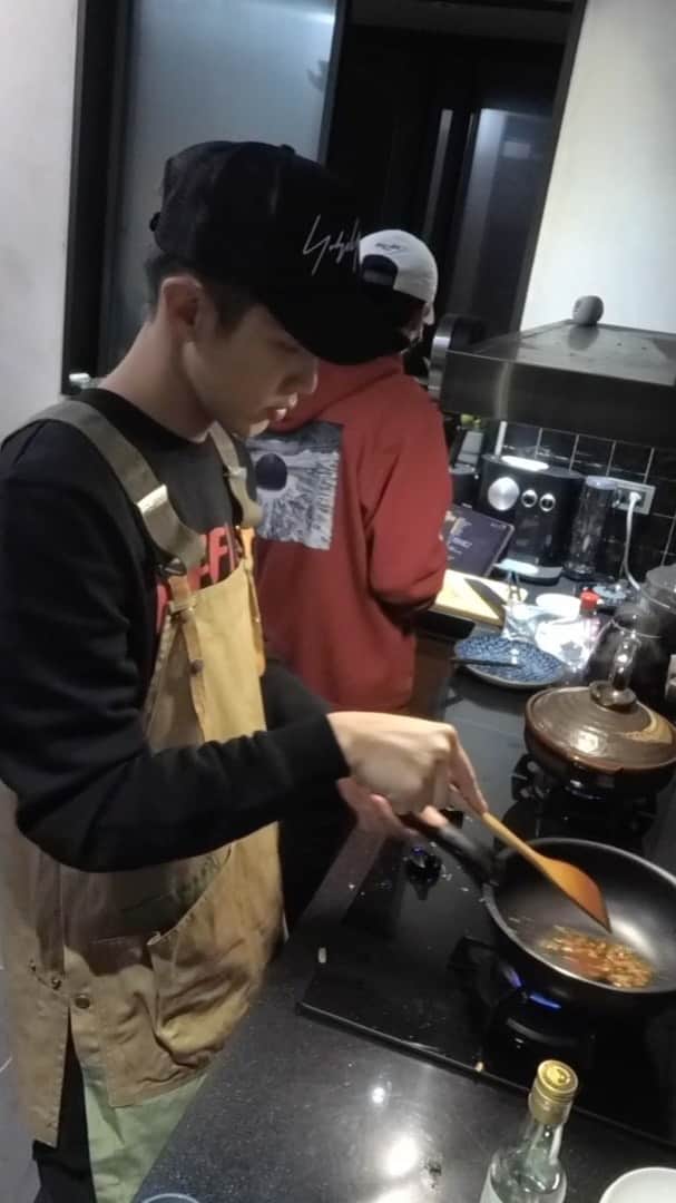 柯震東のインスタグラム：「智障東東要第一次下廚給可憐母親吃了....祝所有母親母親節快樂💋💋💋」