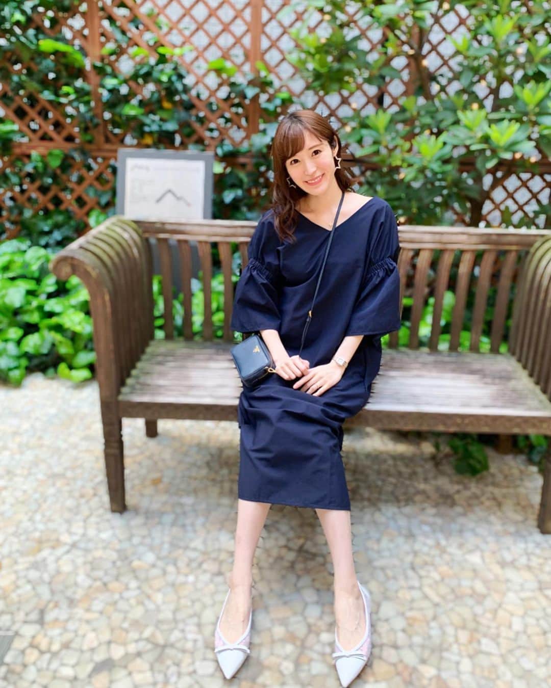 小林真由のインスタグラム：「⋆﻿ ⋆﻿ スーパーの日🥝﻿ 2週間経つと食材が限られてきて﻿ 最後の方はレシピ検索に励む日々。 少しは無駄なく使うの上手くなったかな😂🥬🍅 ﻿ one-piece: @ahselect.official ﻿ shoes: #tsurubymarikooikawa  bag: #prada﻿ pierce: @naturali_jewelry ﻿ ﻿ @love.byanna さんのブランドのお洋服。﻿ インスタで素敵だった﻿ワンピースを私もポチりました♡﻿ 首元や後ろの空きもぴったりで、﻿ 腰回りのラインもとっても綺麗！﻿ 妊婦さんでも着やすいワンピ、嬉しいな〜🥰﻿ できることならスーパーではなく﻿ 早く街に着ていきたいです。笑﻿  可愛い👗💓 ﻿ ﻿ #ファッション #コーデ #ママコーデ #女の子ママ #ママライフ #マタニティ #マタニティライフ #妊婦 #妊娠7ヶ月 #第二子妊娠中 #コーディネート #coordinate #fashion ﻿」