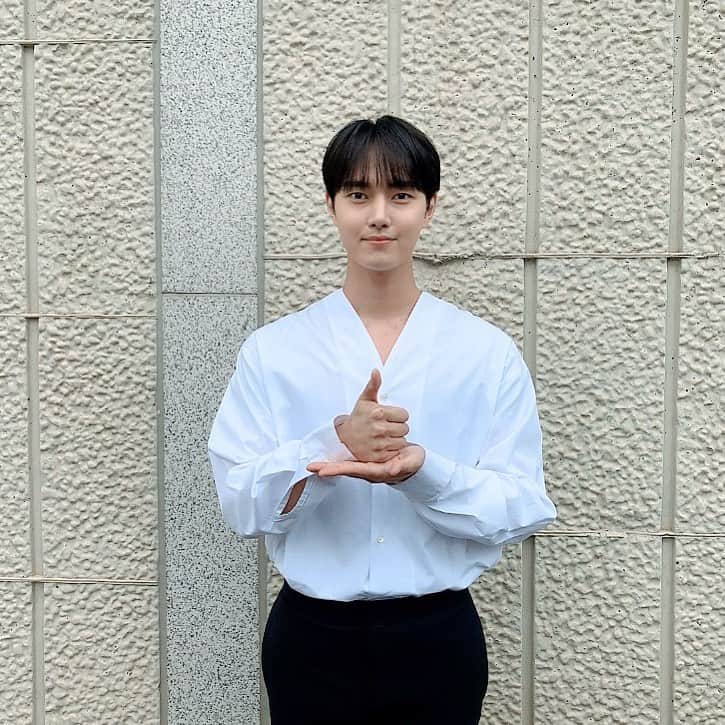 イ・ミンホのインスタグラム：「안녕하세요 이 태리 입니다.  배우 김영대 군의 지목을 받아 영광스런 #덕분에챌린지 에 참여하게 되었습니다.  코로나19에 맞서 최전선에서 밤낮으로 힘써주시는 의료진 여러분들의 노고와 헌신에 진심으로 감사드립니다. 의료진 분들의 노력이 헛되지 않도록, 우리 모두 힘을 모아 하루빨리 편안한 일상을 되찾을 수 있기를 바랍니다!🙏🏻 - (세상에서 제일 멋진) 다희누나 @dahee0315 (옛 정비서의 콤비) 지인누나 @moonjiin_actress (착한 내 동생) 신애 @seoshinae  챌린지에 함께 해주세요!😊 #덕분에캠페인 #의료진덕분에」