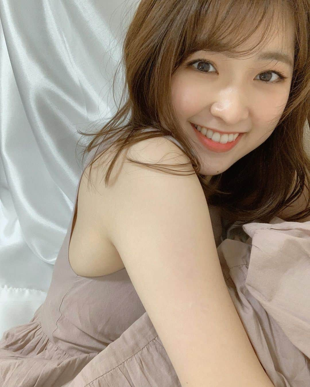 大野愛友佳さんのインスタグラム写真 - (大野愛友佳Instagram)「最近のわたしのお肌のつくりかた🌜✩ . お家にいる時間が増えて スキンケアに使う時間も増えたので 最近のものを。。 . . メイク落としはナノケアと共に落として、 お風呂あがってからのアイテムを紹介。 . ①セルキュア イエローとグリーンで細かな汚れを全て除去して、 イオン導入を胸まで。 YouTube見ながら、20分のオフタイム🌿 . 👆ここでやっと、お肌クリーン状態になるの！ . . 👇ここからスキンケア！ . ②キールズ カレンデュラ 1年以上使い続けてトラブルなし肌になりました。 3〜4回に分けてさっと入れ込む。 . ③美容液 ファミュ バランスモーメンツ 3滴で肌の調整。 全てはファミュのおかげでゆらがない肌に。 . ④乳液 ミノン アミノモイスチャー 余計なものが入っていないものですっと蓋を。 . ⑤#Valery まつ毛美容液 これは1回使用の使い捨て✨ まつ毛の質問が多くて、こちらをオススメします◎ . まつエクから卒業できない人のためにも。 私は自まつ毛で、毛量があって今はとってもらく◎ まつ毛を保つために、とくに生え変わりの多い季節は念入りにケアしてる🌿 まつエクでもできる美容液だよっ . キレイなお肌にしたのなら、 キレイなものをつけてあげることが とっても大事だと思います♡ . . 香りはアーモンドとバニラ系の甘いのがずっとすきで 最近はLUSHのSLEEPYに夢中🍨 . . #スキンケア#メイク落とし#おうち時間#丁寧な暮らし#Valeryまつ毛美容液#まつ毛美容液#使い切りまつ毛美容液#まつ毛#まつ育#自まつ#ファミュバランスモーメンツ#キールズカレンデュラ#セルキュア4Tプラス#ヴァレリー #ヴァレリーまつ毛美容液#美肌ケア#パルティール#セルキュア4tplus#美顔器#イオン導入#美肌作り#美肌再生 #skincare#stayhome#beauty#pr#eyelashes#FEMMUE」5月10日 18時29分 - ohnoayuka