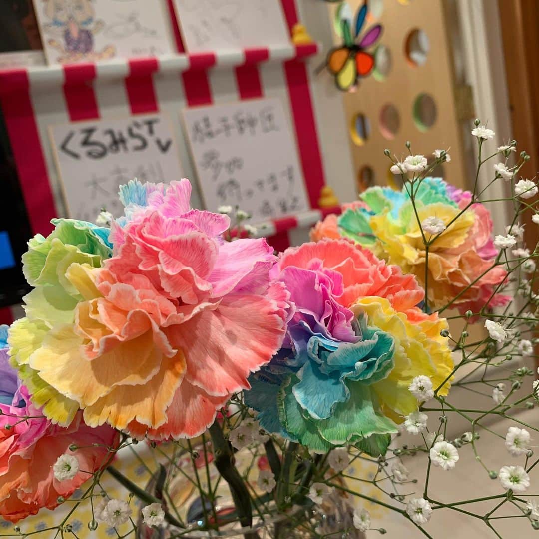 上田昌幸のインスタグラム：「母の日バンザイ🌷  #レインボーカーネーション #YouTube大喜利 #スタジオから #全国のかーちゃんに届けぇー🌷」