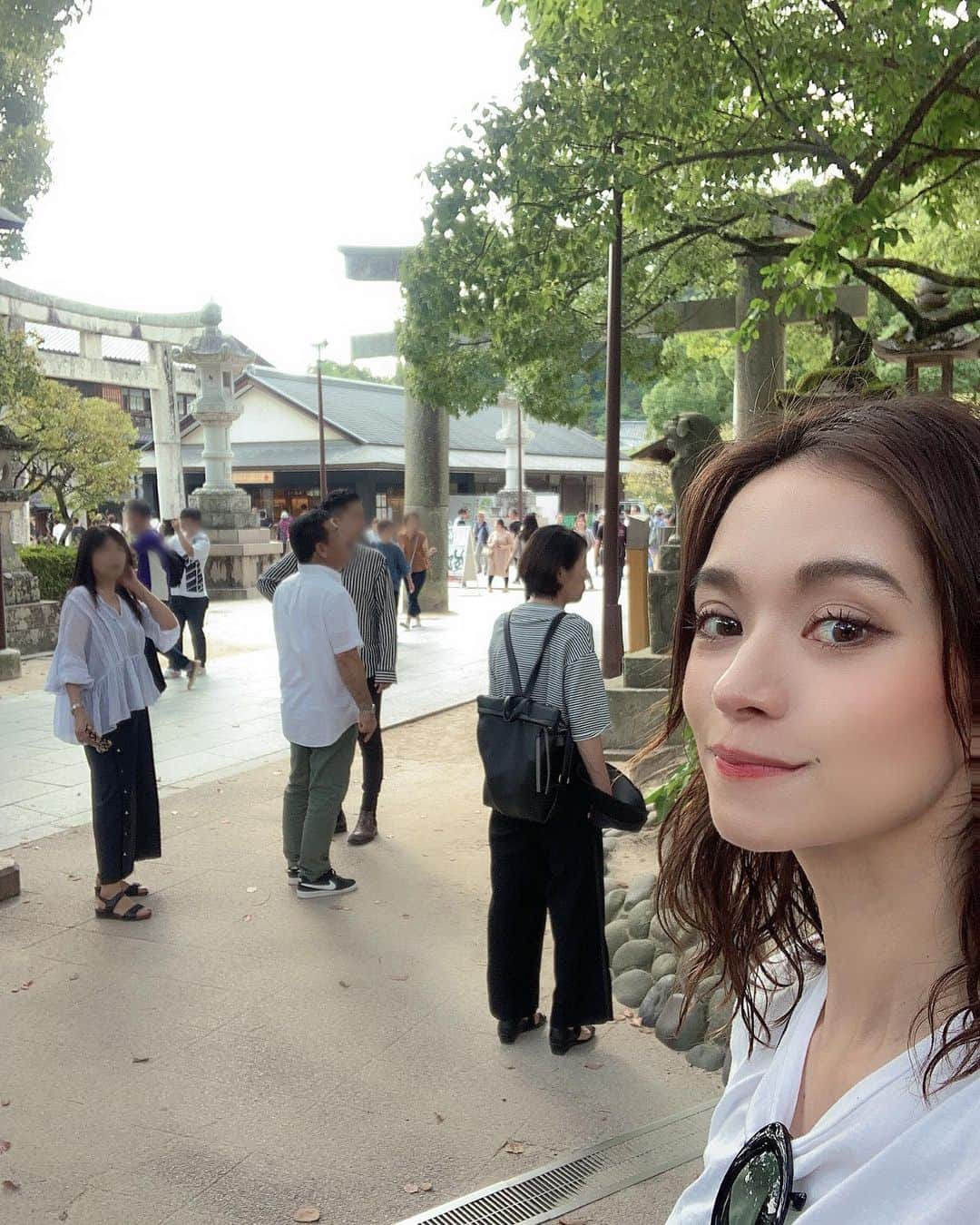 大森美知さんのインスタグラム写真 - (大森美知Instagram)「母の日♡ 女手一つで私を育ててくれたママ♡ #福岡 の#太宰府天満宮 に行って、みんなで同じ物を食べたり見たり今コロナで家族に会えなかったりするけど、会えないからこそ離れてても親に出来る事が沢山ある事を発見 出来たし、電話でも『#ありがとう 。』を言える環境を大切にしたいと思いました。  大好きママ♡ママの笑顔がたまらなく大好き！ 毎日たくさんの愛をありがとう♡ 産んでくれてありがと♡  #母の日 #コロナでお花間に合わず　 #サプライズ失敗 #また旅行いこうね #令和　（2枚目） #終息したら行きたい場所 #ママのとこ #love #happymothersday  #娘より #大森みち」5月10日 18時33分 - michi_oomori_official