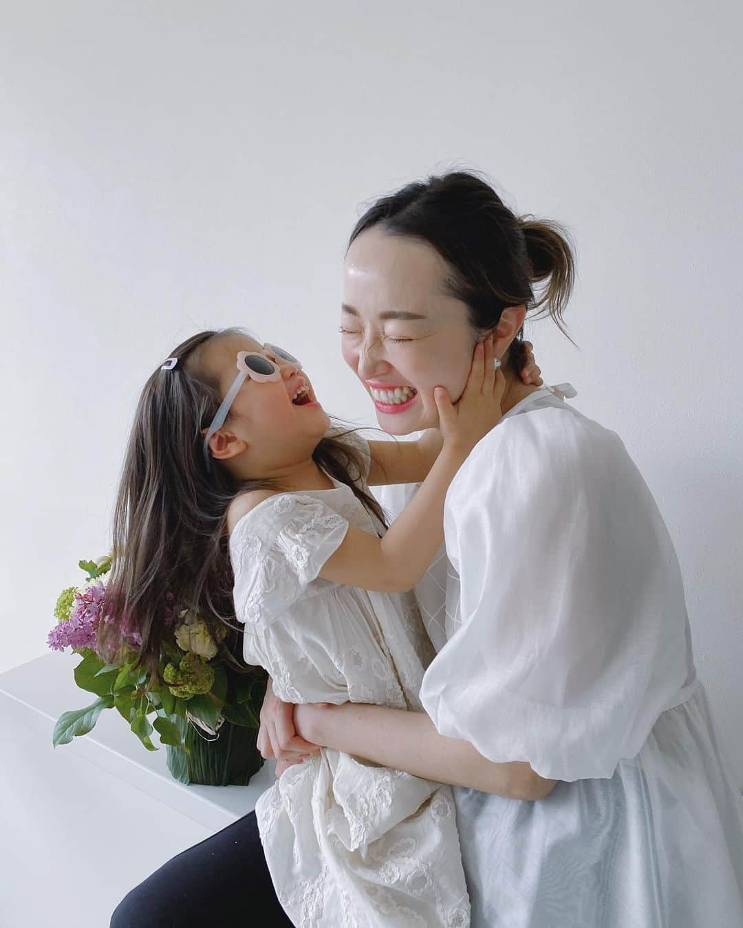 翁安芸さんのインスタグラム写真 - (翁安芸Instagram)「Thank you for your big love💓💗💓💗💓 熱いキスと愛をありがとう😂🥰😍　#luckymom #母の日 #happymothersday」5月10日 18時35分 - akinyc