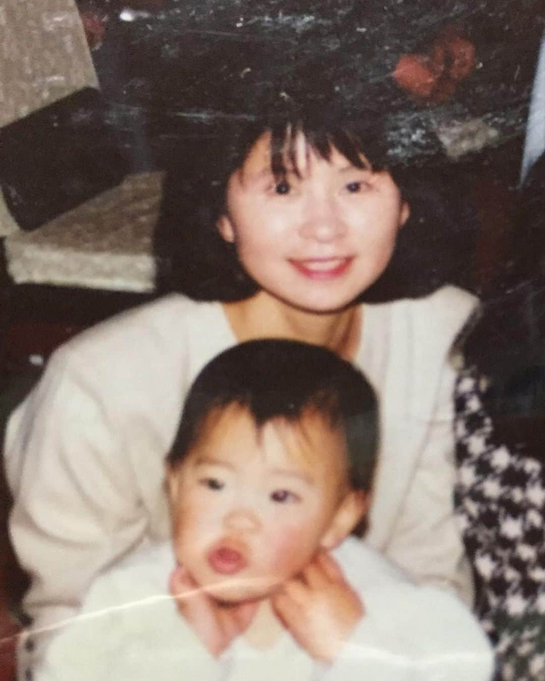 上杉あずささんのインスタグラム写真 - (上杉あずさInstagram)「. #mothersday #🌹 #母の日 お母さんいつもありがとう❣️ 可愛いお母さんと可愛い(😑)娘w もうアラサーですが(アラではなくもうすぐジャスサー…)心は相変わらず子供のままな娘をお許しください。はよ親孝行できるようにコロナが明けたらバリバリ働きます💪🏼 母はコロナ自粛期間で #多肉植物 にどハマりし、めちゃくちゃレベルアップしております👏🏻父ちゃんも手伝って植木鉢から手作り👍シャレとる🥰いつかサムタイムで癒しの植物販売して下さいな😆 . とにかくコロナにも体調にも気を付けて、次会える時は、お客さんも呼んで店でみんなでパーティーしよう❣️ これからもよろしくお願いします😘🙏🏼 #mother #thanks #day #thankyou #for #family #childhoodmemories #母 #ありがとう #家族 #感謝 #子供の頃 #若き日の母 #変顔の歴史 #三つ子の魂百まで」5月10日 18時35分 - azumacks