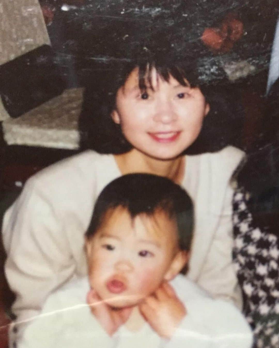 上杉あずさのインスタグラム：「. #mothersday #🌹 #母の日 お母さんいつもありがとう❣️ 可愛いお母さんと可愛い(😑)娘w もうアラサーですが(アラではなくもうすぐジャスサー…)心は相変わらず子供のままな娘をお許しください。はよ親孝行できるようにコロナが明けたらバリバリ働きます💪🏼 母はコロナ自粛期間で #多肉植物 にどハマりし、めちゃくちゃレベルアップしております👏🏻父ちゃんも手伝って植木鉢から手作り👍シャレとる🥰いつかサムタイムで癒しの植物販売して下さいな😆 . とにかくコロナにも体調にも気を付けて、次会える時は、お客さんも呼んで店でみんなでパーティーしよう❣️ これからもよろしくお願いします😘🙏🏼 #mother #thanks #day #thankyou #for #family #childhoodmemories #母 #ありがとう #家族 #感謝 #子供の頃 #若き日の母 #変顔の歴史 #三つ子の魂百まで」