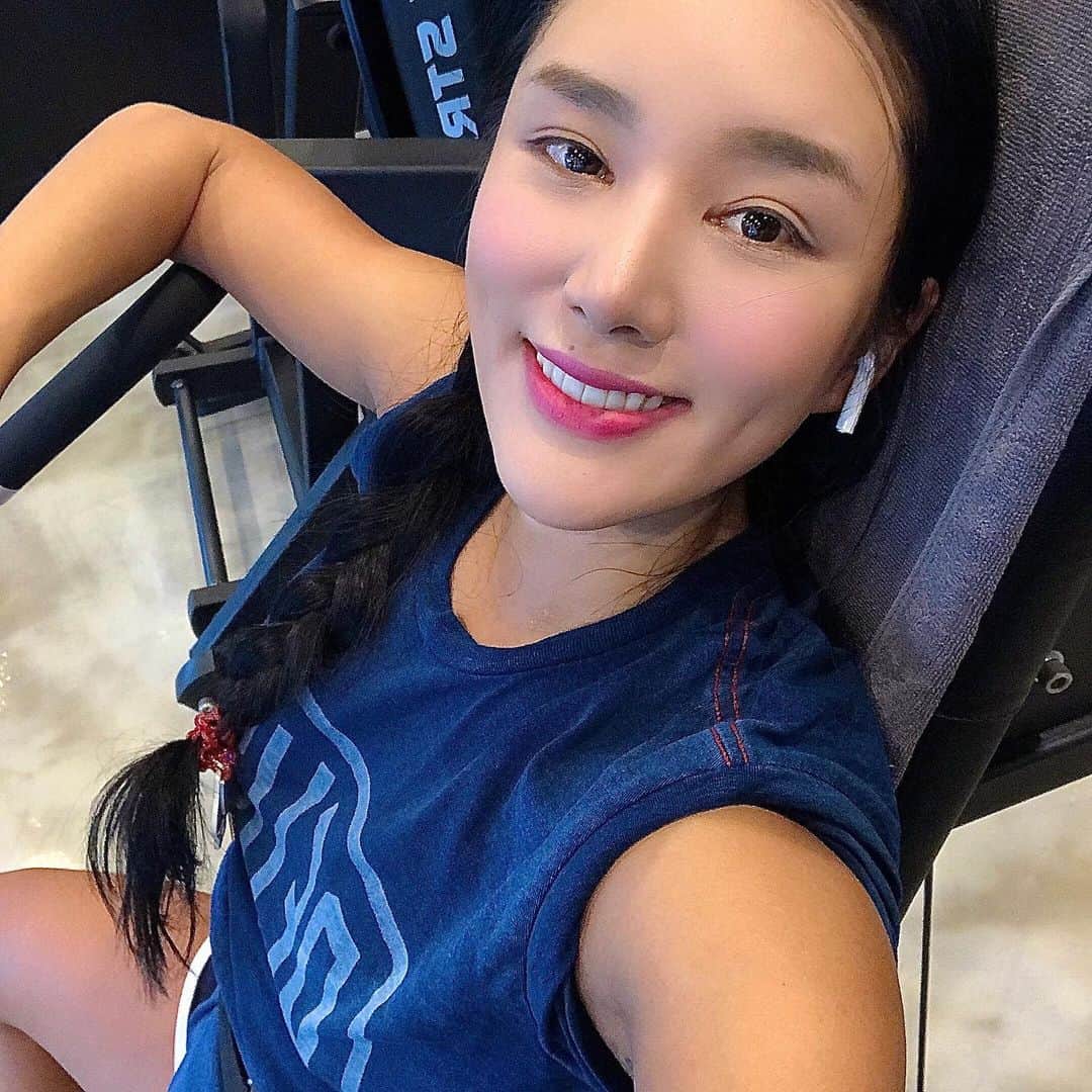 Areum Jungさんのインスタグラム写真 - (Areum JungInstagram)「신체나이가 중요한 법이지!! 💪🏼💪🏼💪🏼💪🏼💪🏼. . Age is nothing. How old is your physical age? 💪🏼💪🏼💪🏼. . #workout #운동」5月10日 18時36分 - areumjung