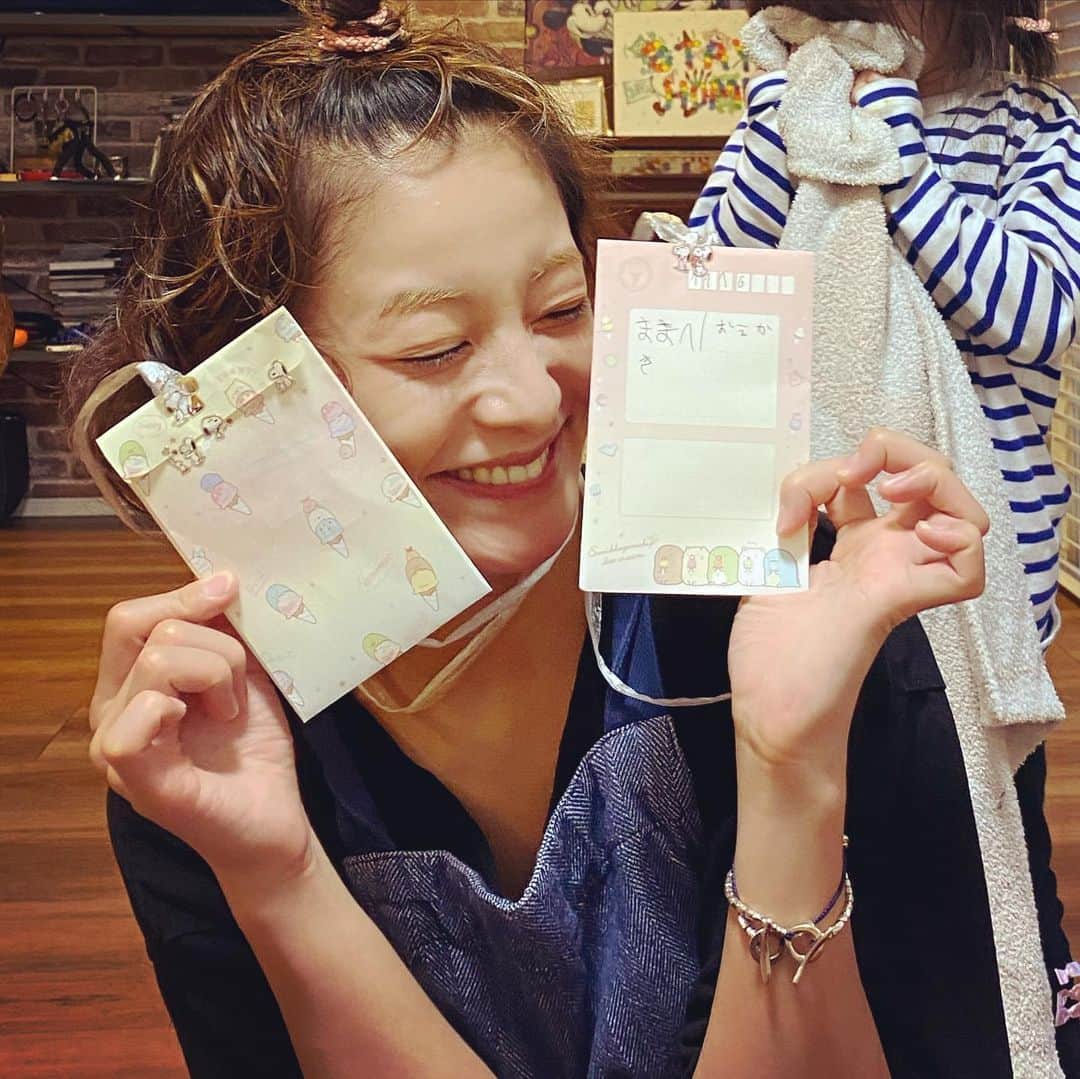 西山茉希さんのインスタグラム写真 - (西山茉希Instagram)「母ちゃんにしてくれた二人から、 メダルレターもらった日。  #幸ありありあり #🎖 一等賞より 嬉しいで賞😊😁😊」5月10日 18時37分 - maki.nshiyama50