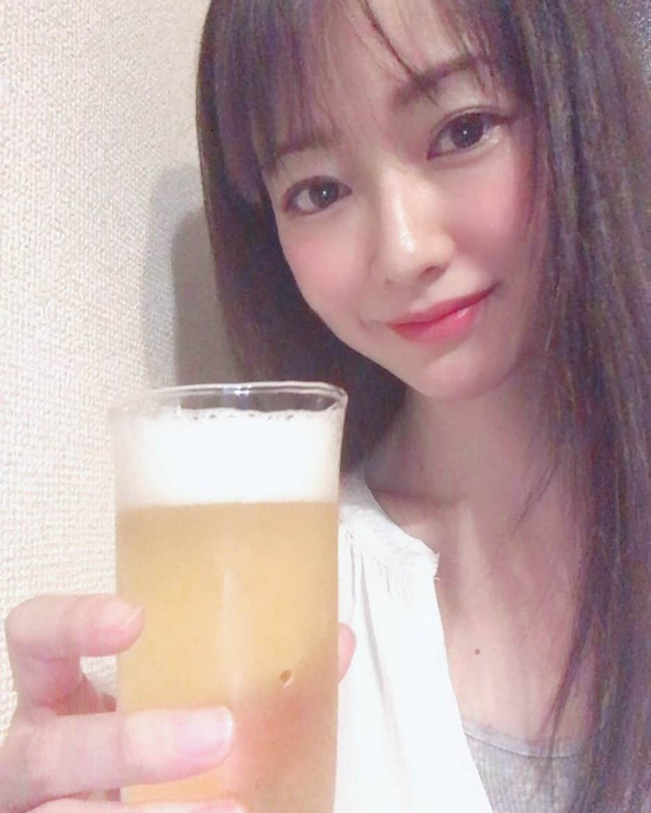 吉山りささんのインスタグラム写真 - (吉山りさInstagram)「今年の母の日も1人🥂（笑）  こーやって 親離れしていくんだろーね😌  ちょっと寂しけど心でつながってるから😌💕 愛してるよ娘っ子💘（笑）  #母の日 #ムービー のプレゼントで号泣した🥺 #ビール #ビール女子 ほんとは #🥂 飲みたかったけど明日もあるので☺️ #お酒好き女子 #お酒 #しゅわしゅわ #happy #🥂 #🍾 #泡 早く #夏 大好き #フリーモデル #フリーランスモデル #フリーランス #model  #champagne #家飲み #おうち時間 #おうち飲み  #温泉モデル #40代 #吉山りさ  #stayhome #stayathome #mothersday  #ありがとう 💕  #コロナにも負けない 💪(´･_･`💪)」5月10日 18時49分 - oreorerisa