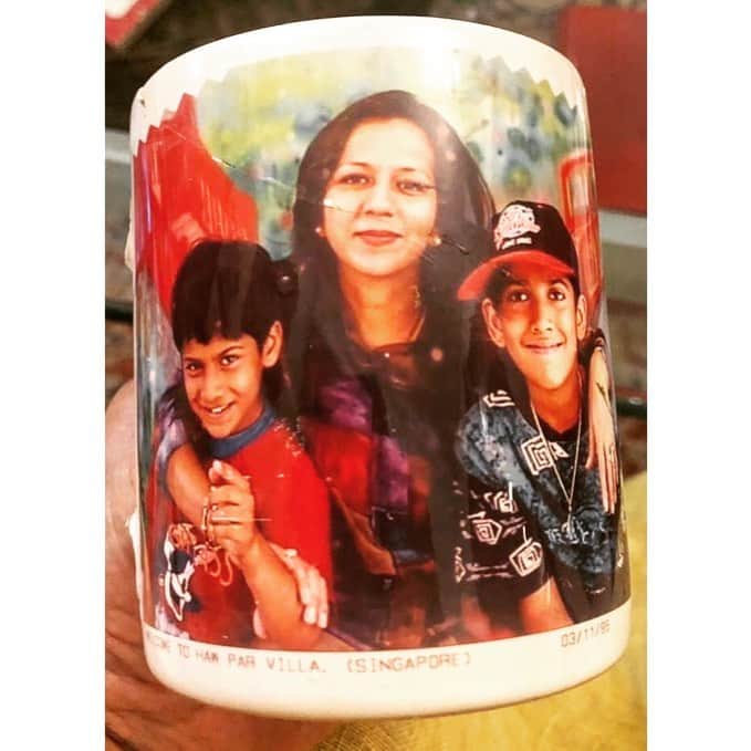 Varun Dhawanさんのインスタグラム写真 - (Varun DhawanInstagram)「Happy Mother’s Day mumma. I put you on a tea cup so we can always have tea together 💙」5月10日 18時43分 - varundvn